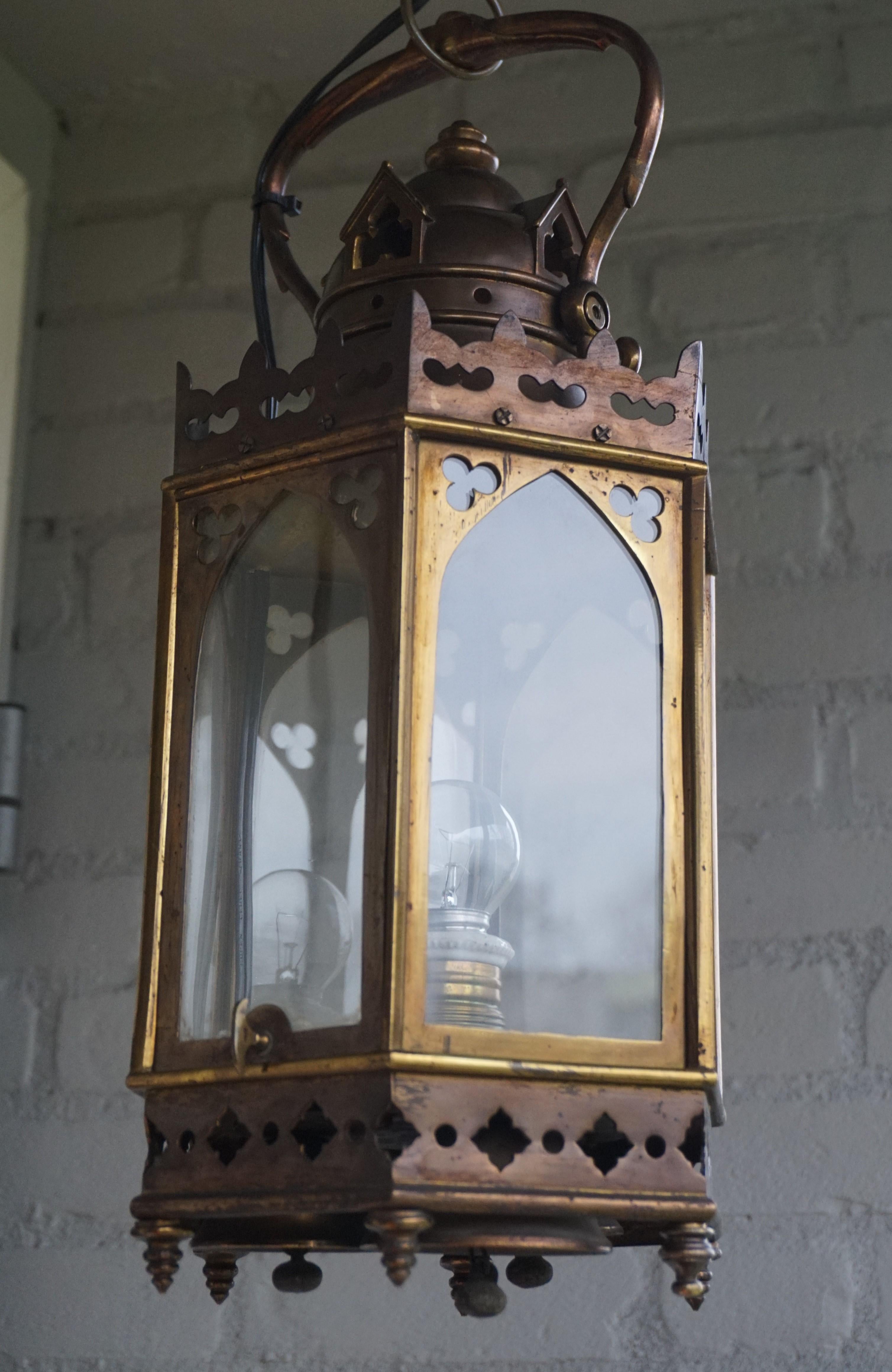 Lampe à suspension d'église / lanterne sarcelle de style néo-gothique ancien en bronze et laiton avec cloches en vente 10