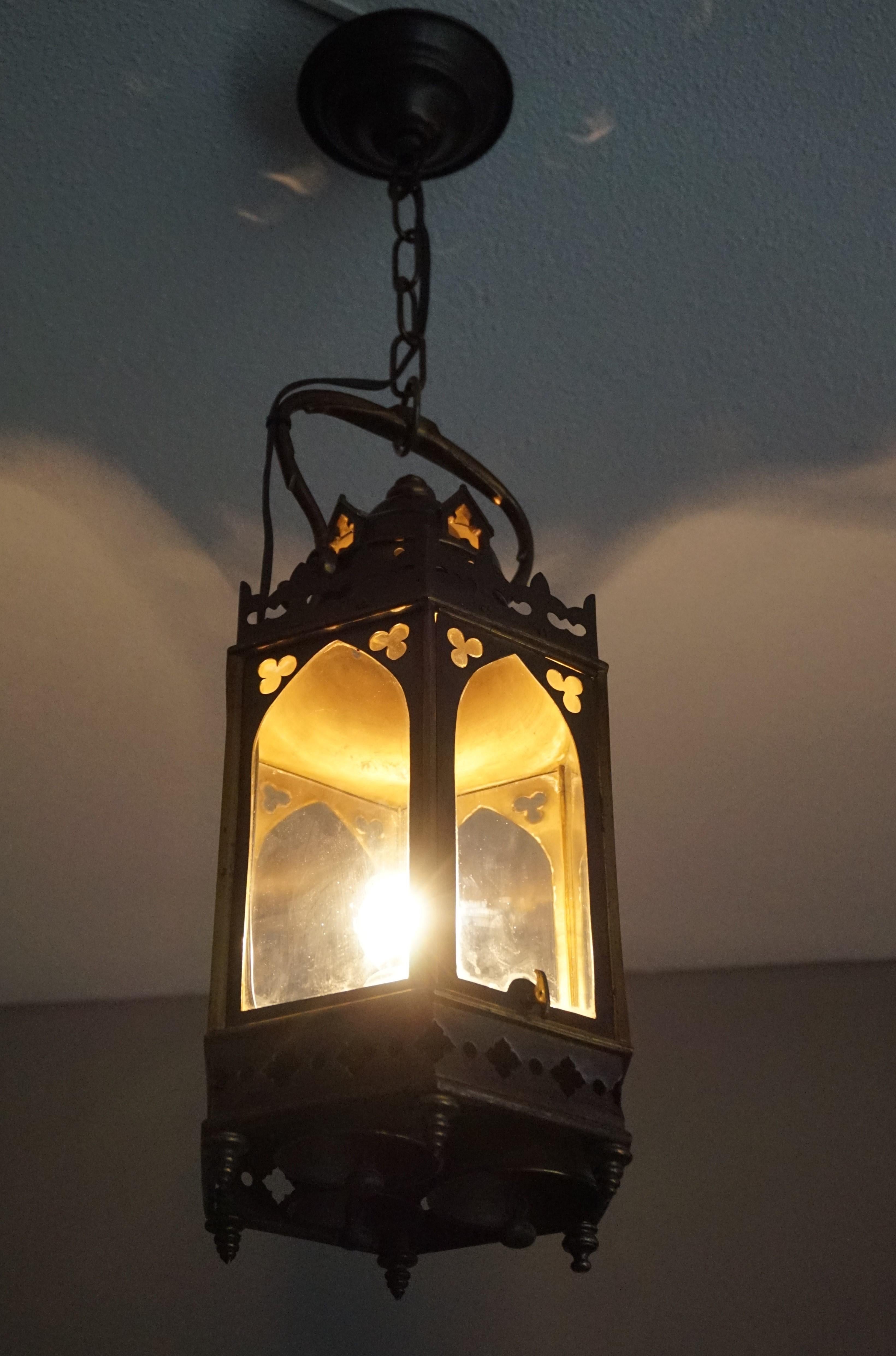 Lampe à suspension d'église / lanterne sarcelle de style néo-gothique ancien en bronze et laiton avec cloches en vente 11