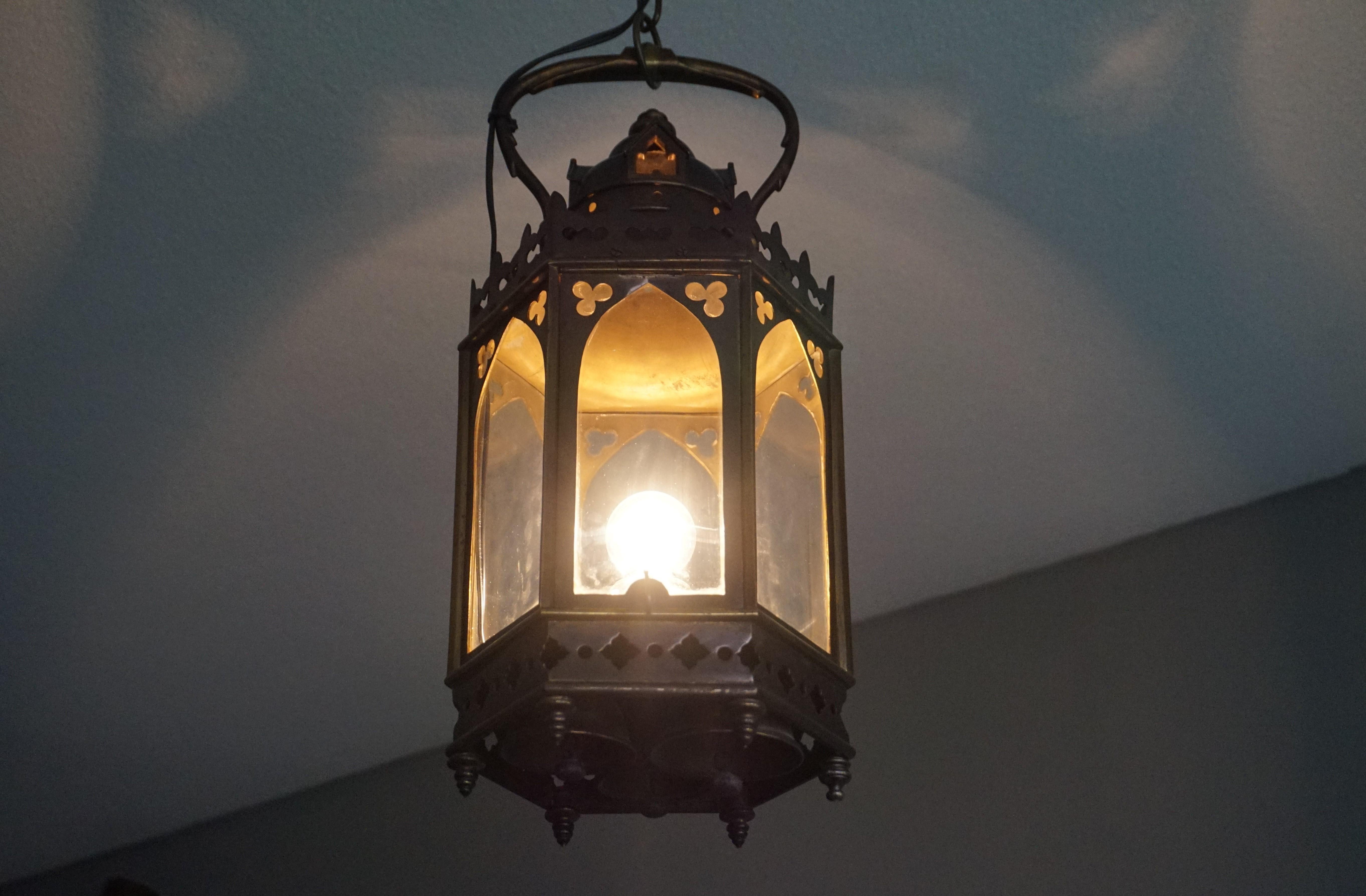 Européen Lampe à suspension d'église / lanterne sarcelle de style néo-gothique ancien en bronze et laiton avec cloches en vente