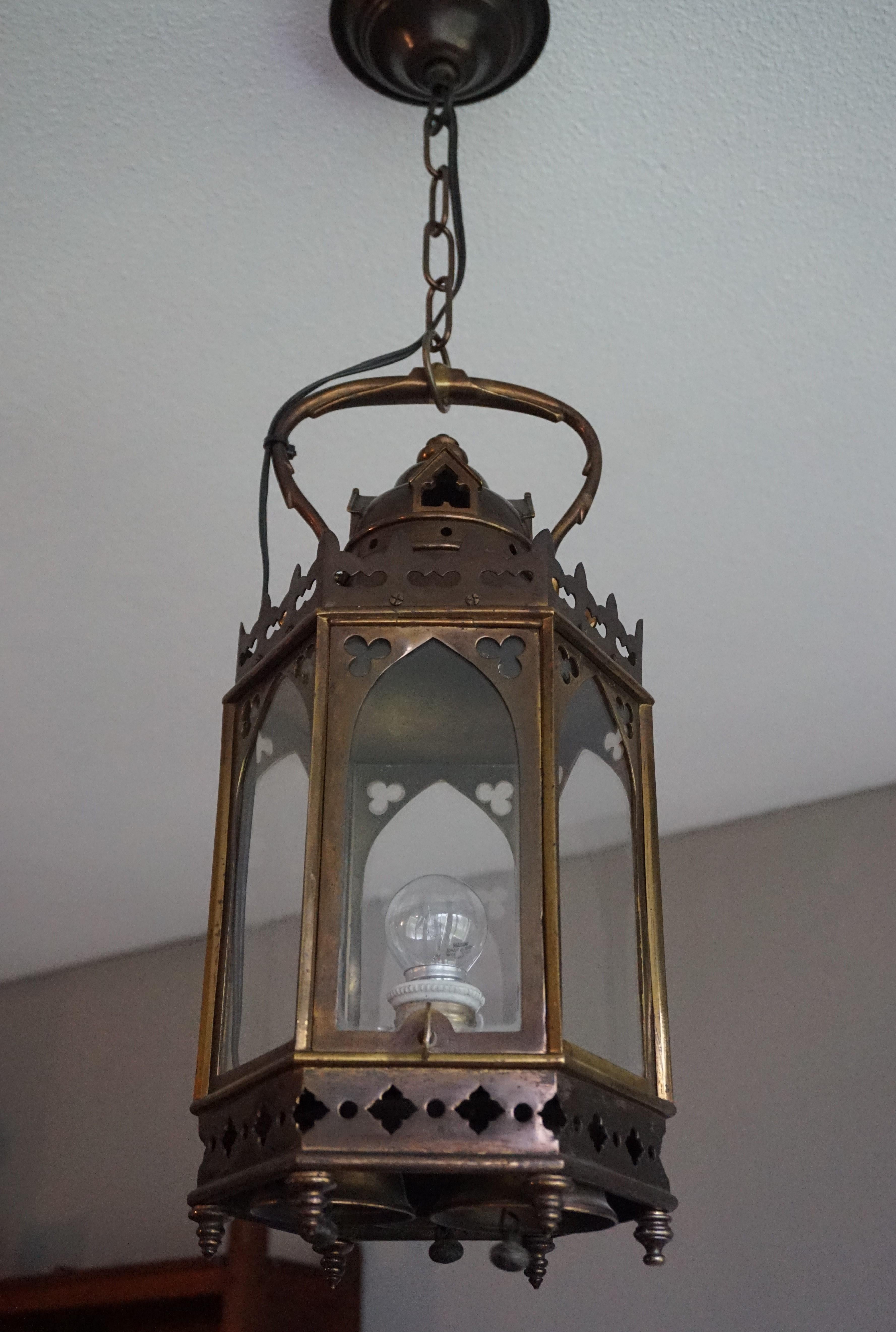 Doré Lampe à suspension d'église / lanterne sarcelle de style néo-gothique ancien en bronze et laiton avec cloches en vente