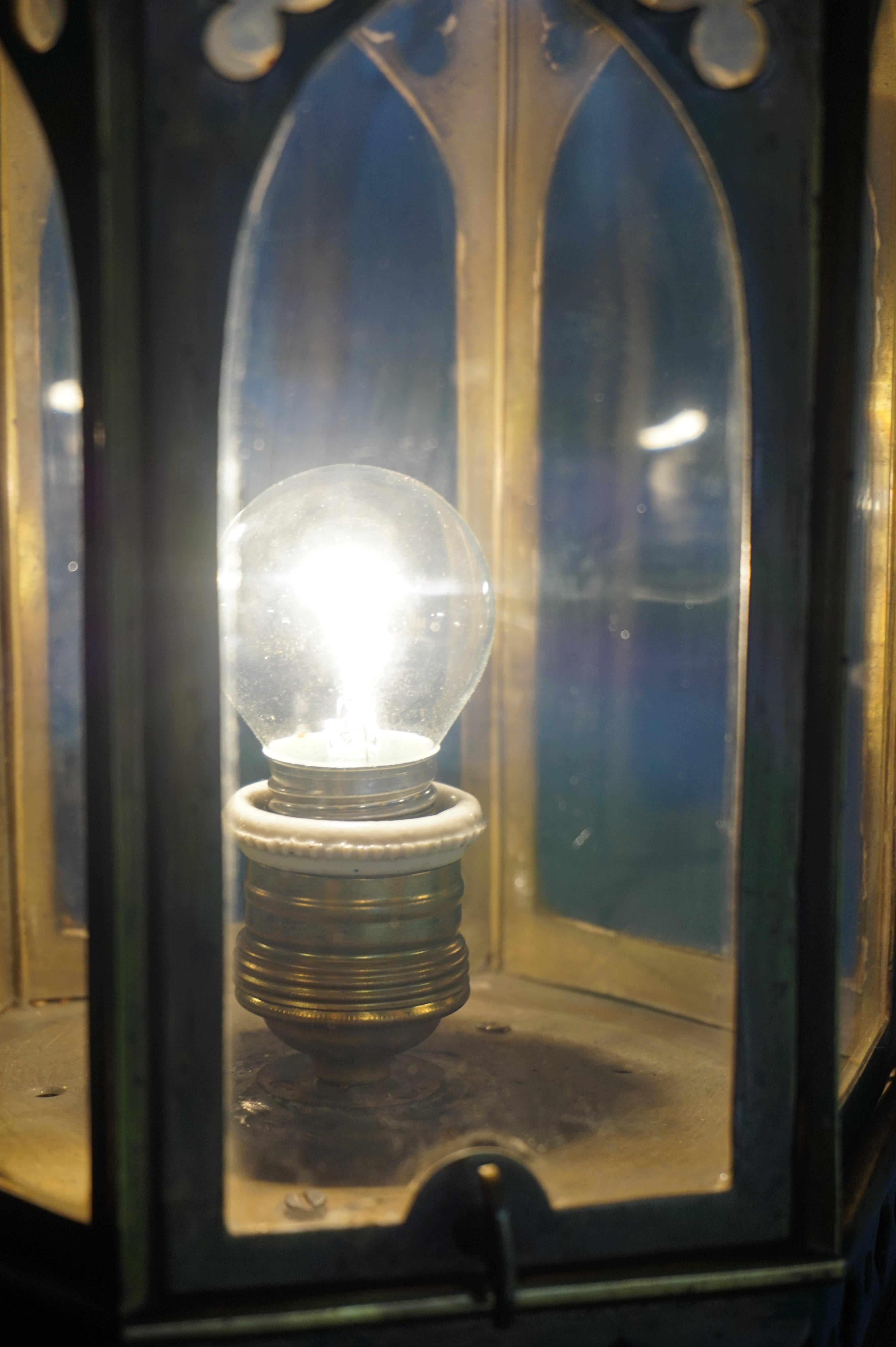 XIXe siècle Lampe à suspension d'église / lanterne sarcelle de style néo-gothique ancien en bronze et laiton avec cloches en vente