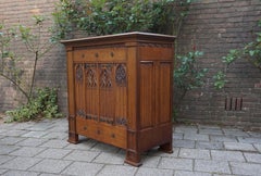 Antique Gothic Revival Credenza Sideboard Cabinet W. Hand Carreaux d'église sculptés à la main