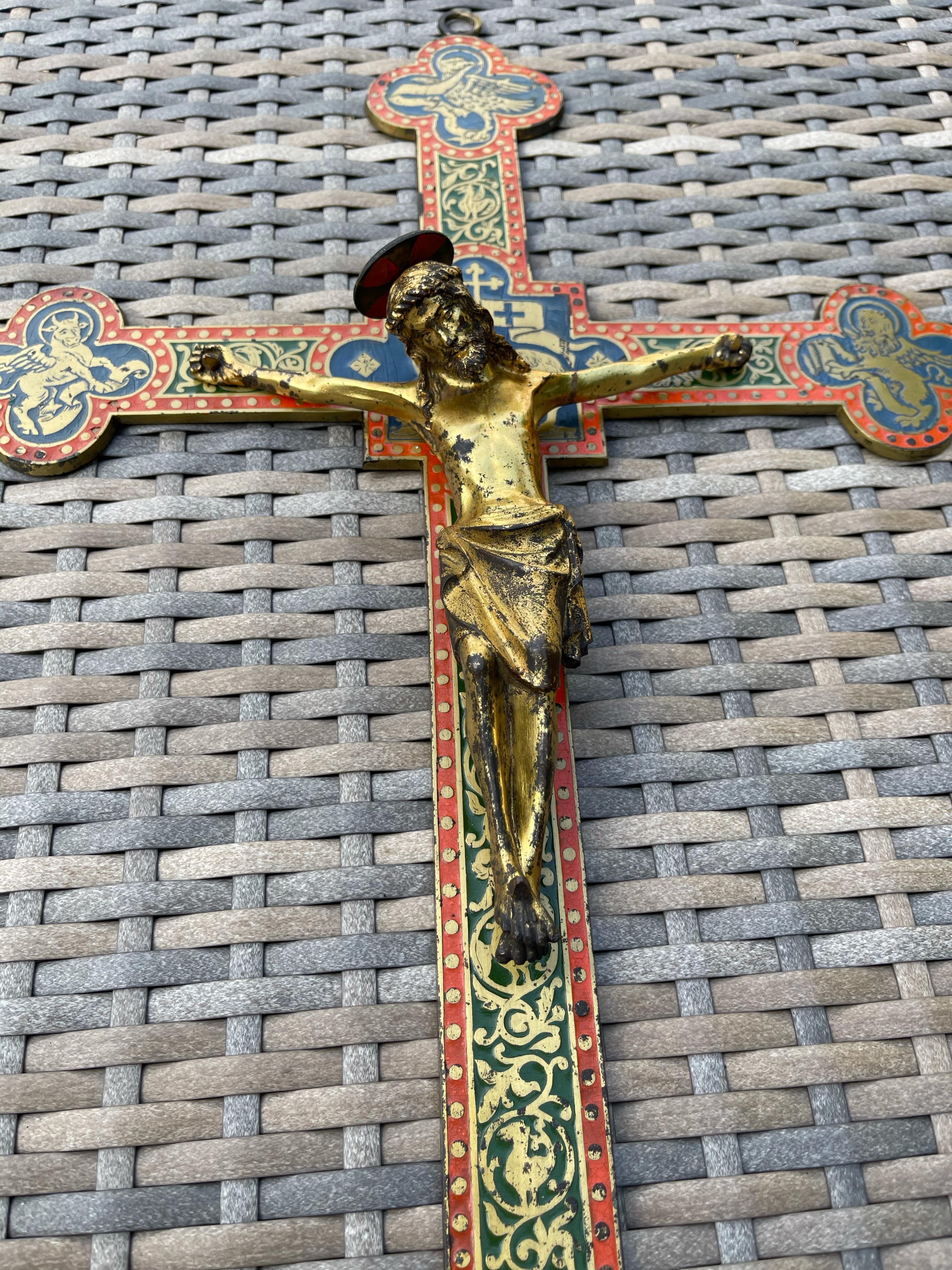 Good size and impressive hand-crafted Gothic church wall crucifix

This beautifully shaped and all handcrafted crucifix for wall mounting comes with a top quality made and finely detailed, gilt bronze corpus of Christ. The cross is decorated with