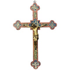 Crucifix ancien de style néo-gothique avec Croix sculptée Corpus et émaillée en bronze