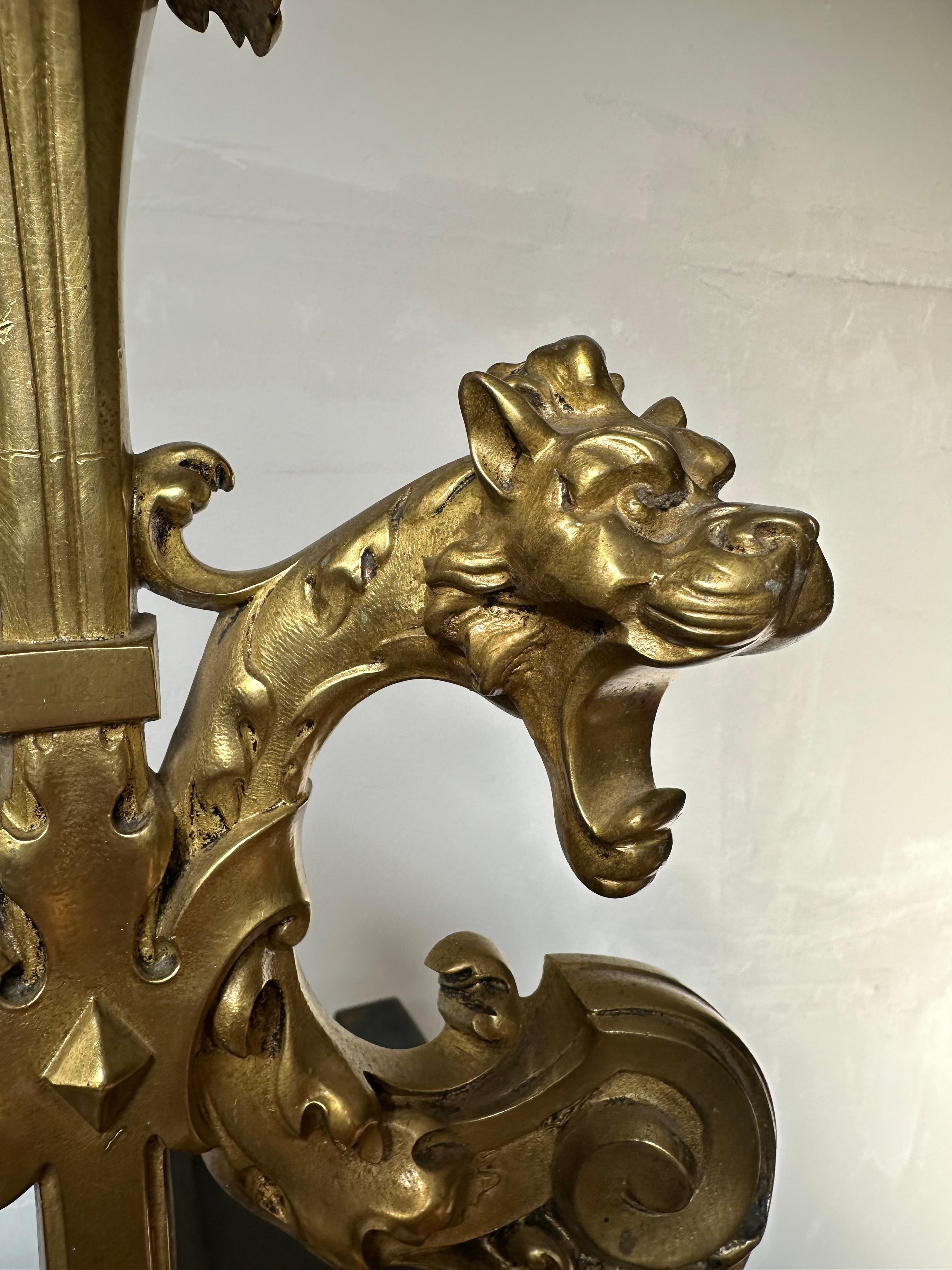Antike Gotik-Revival-Feuerböcke oder Feuerböcke aus vergoldeter Bronze mit Drachen / Kaminbesteck (Eisen) im Angebot