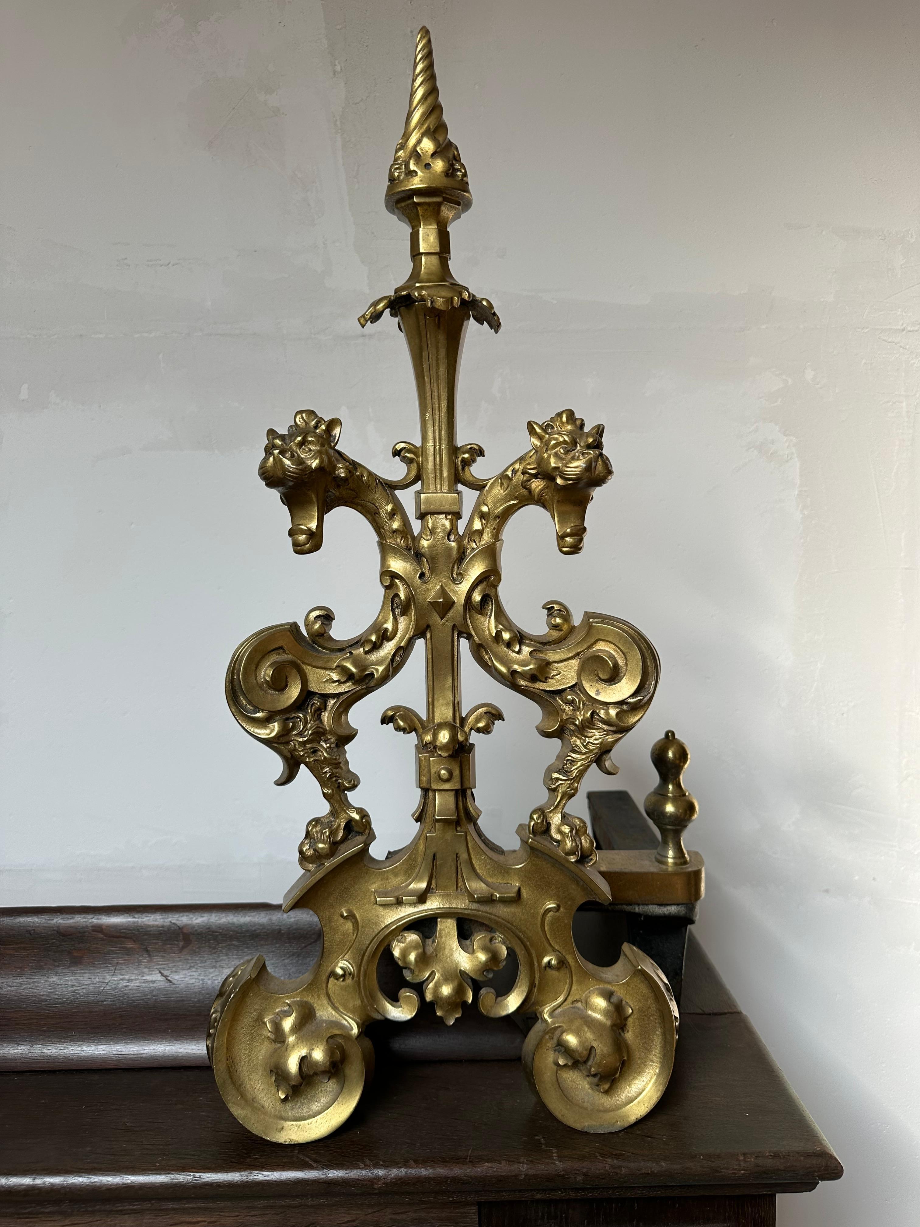 Antike Gotik-Revival-Feuerböcke oder Feuerböcke aus vergoldeter Bronze mit Drachen / Kaminbesteck im Angebot 1
