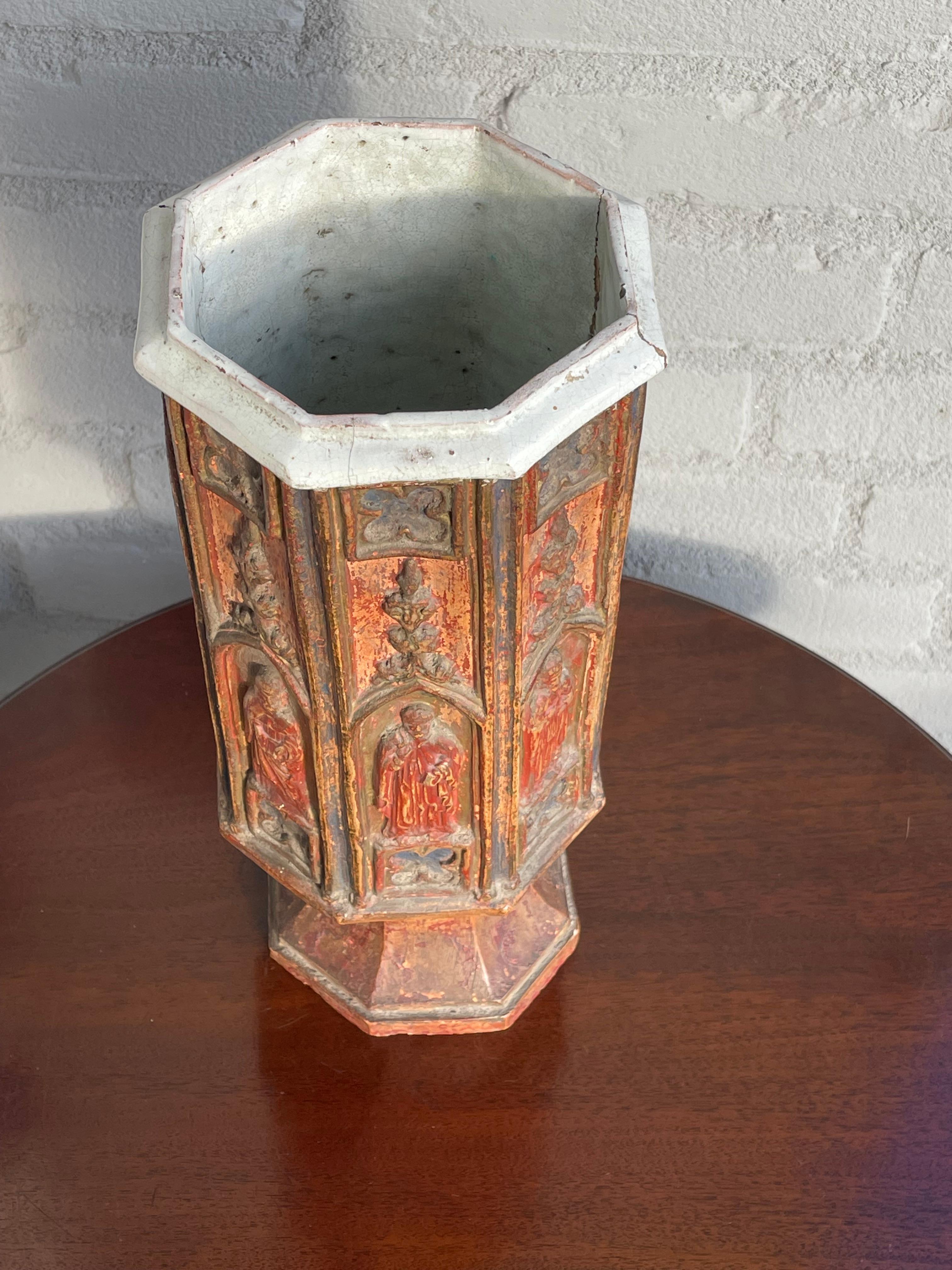 Antique Gothic Revival, Glazed Clay Sanctuary Vase w. Apostles in Church Windows In Good Condition For Sale In Lisse, NL