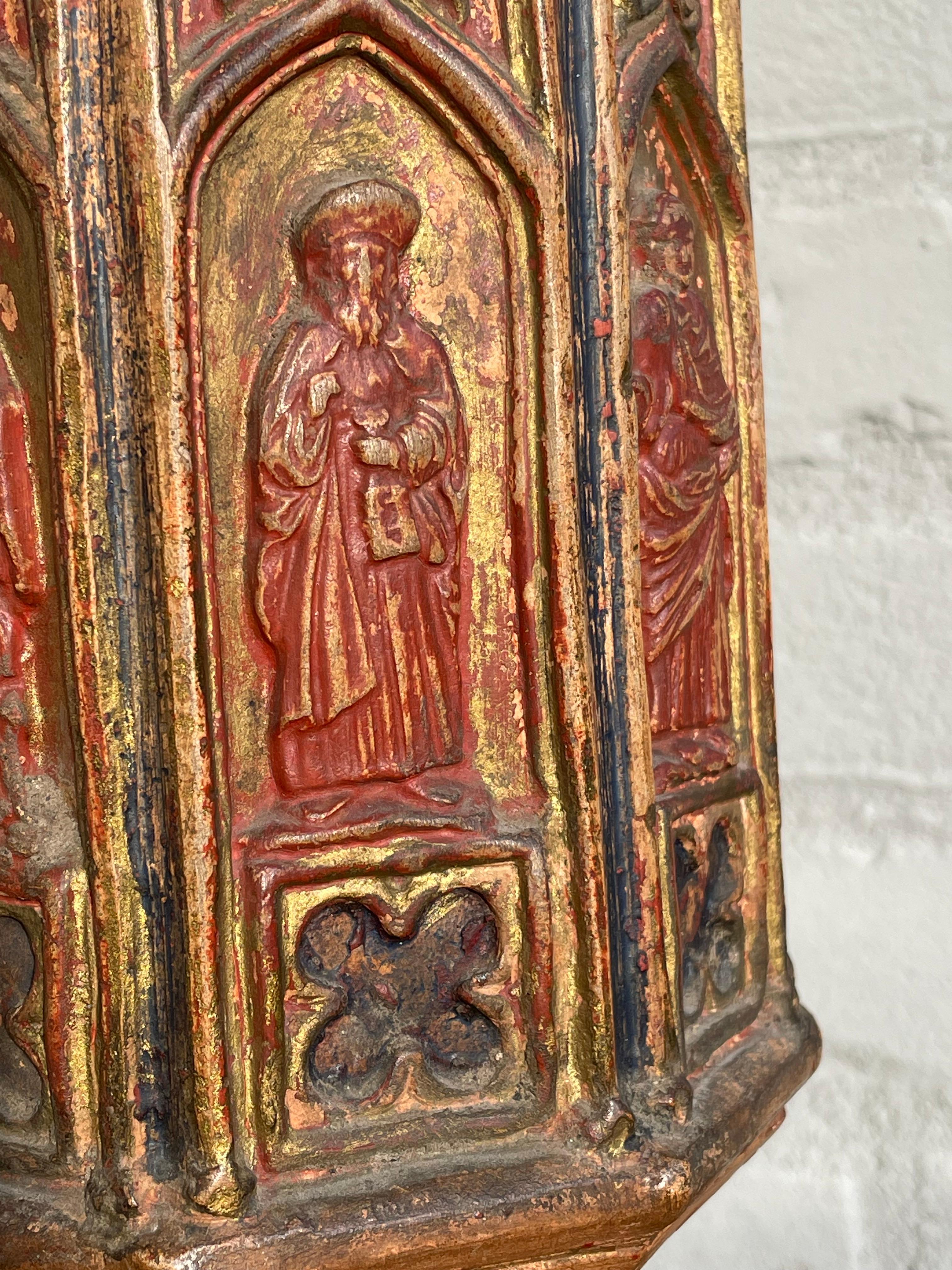 Antike Gotik-Revival-Vase, glasierte Tonvase, Sanctuary, m. Apostle in Kirchenfenstern im Angebot 1