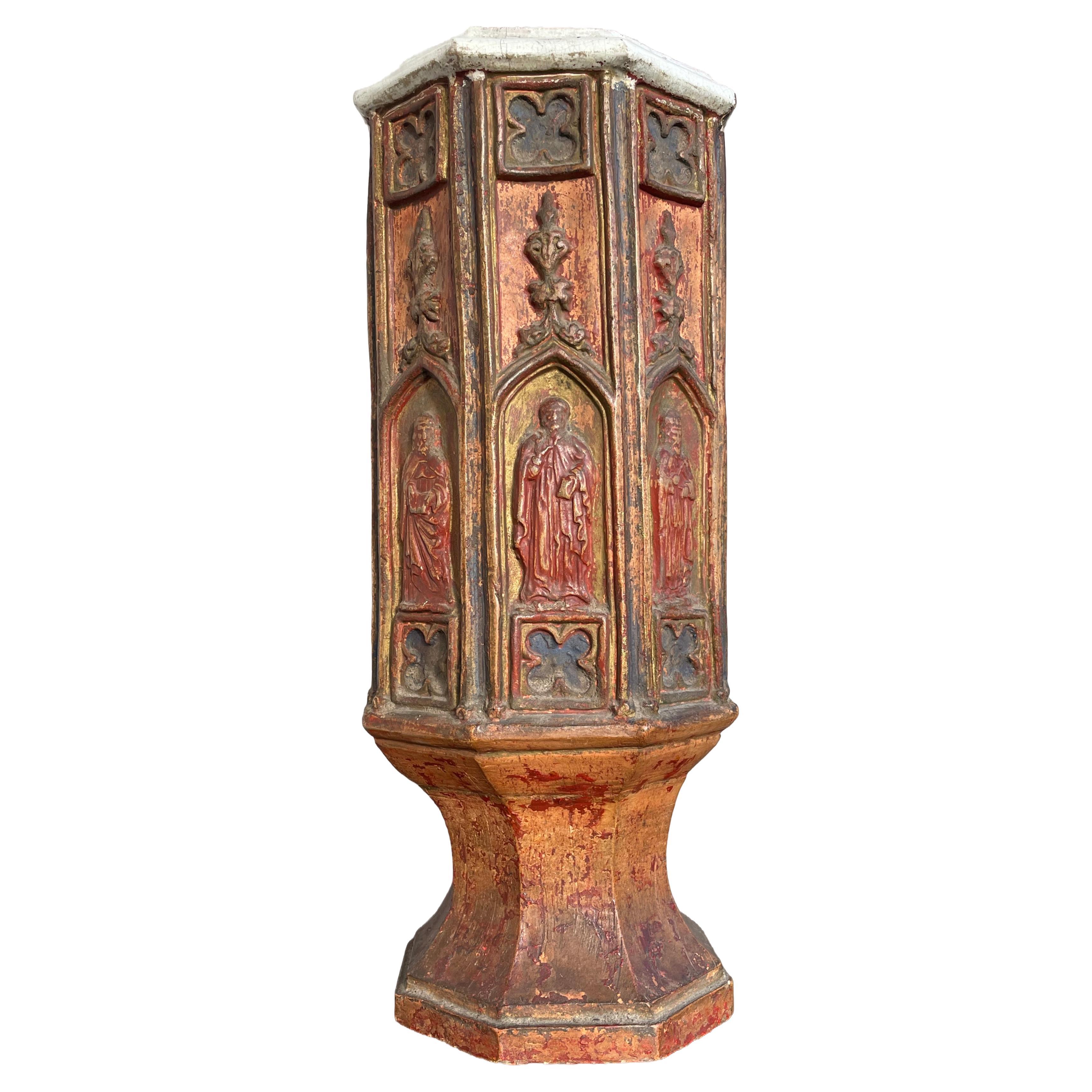Antique Revival Gothique, Vase Sanctuaire en terre cuite émaillée w. Les apôtres dans les fenêtres de Church's
