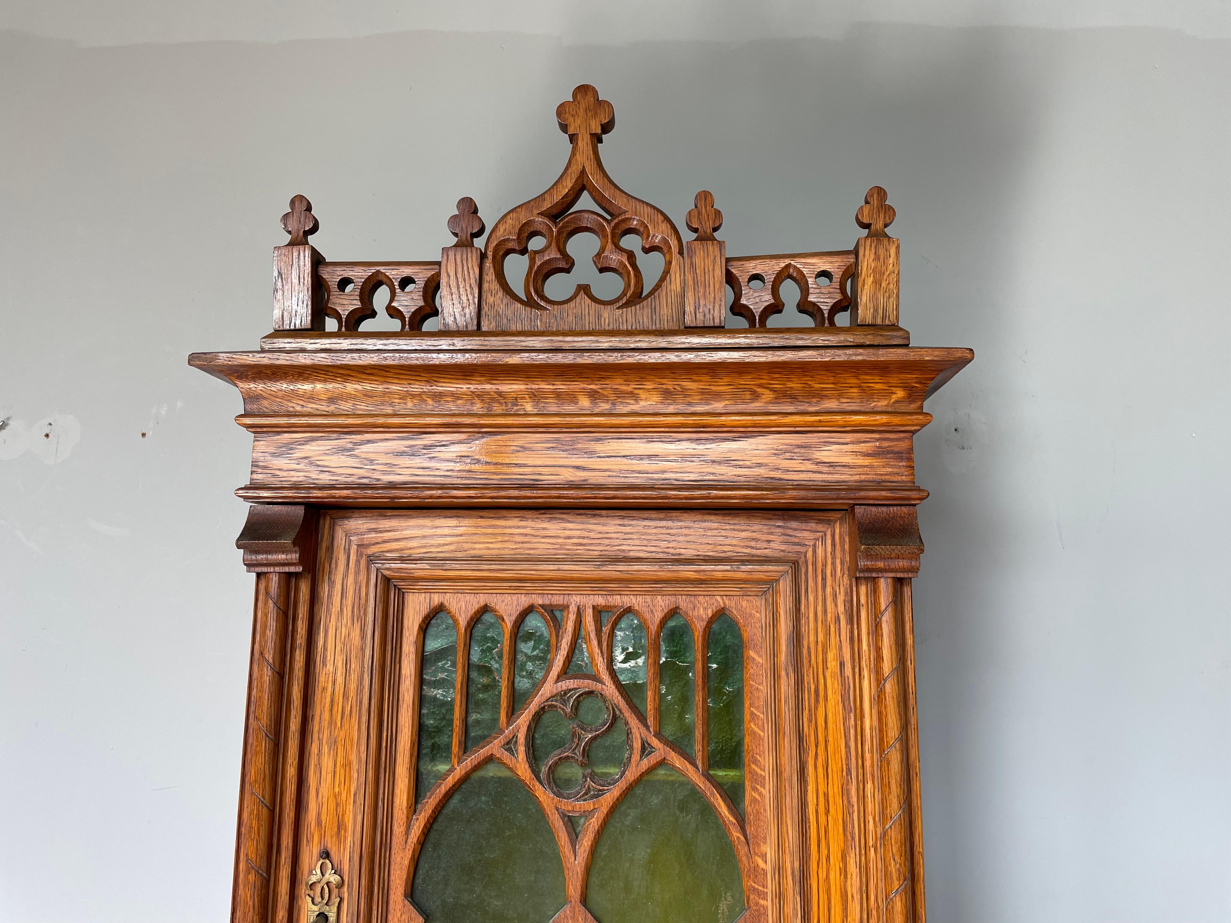 Ancienne armoire murale néo-gothique en chêne sculpté à la main avec verre cathédrale vert en vente 8