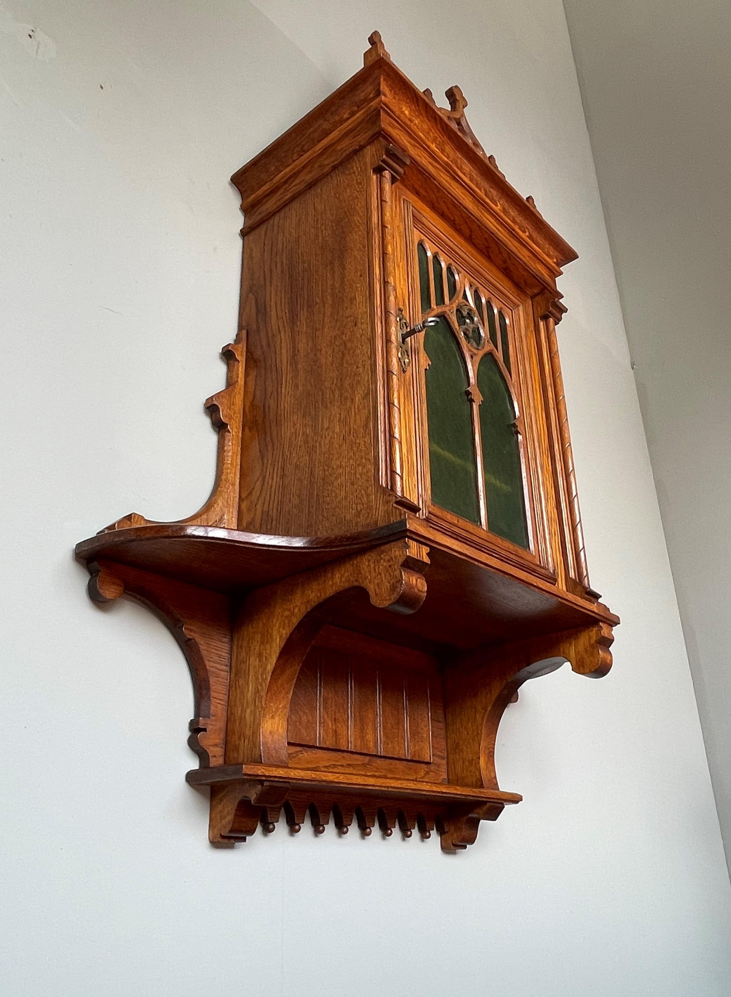 Antique Gothic Revival Hand Carved Oak Wall Cabinet with Green Cathedral Glass In Good Condition For Sale In Lisse, NL