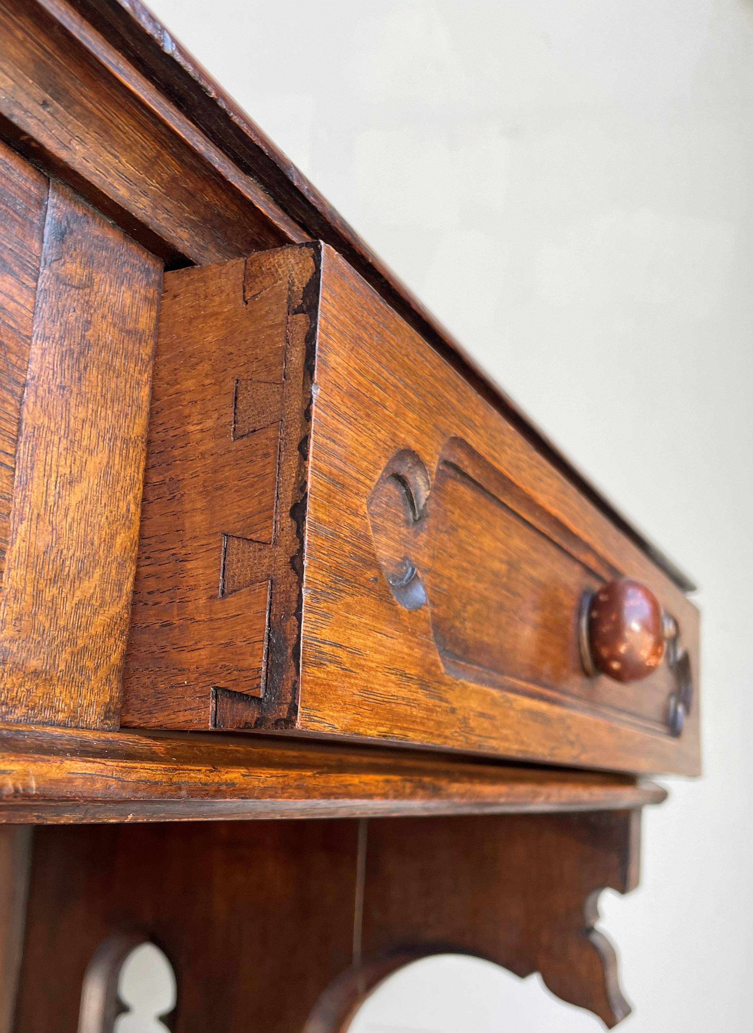 Antiker handgeschnitzter Beistelltisch aus massivem Eichenholz / Damen-Schreibtisch mit Schubladen im gotischen Stil im Angebot 6