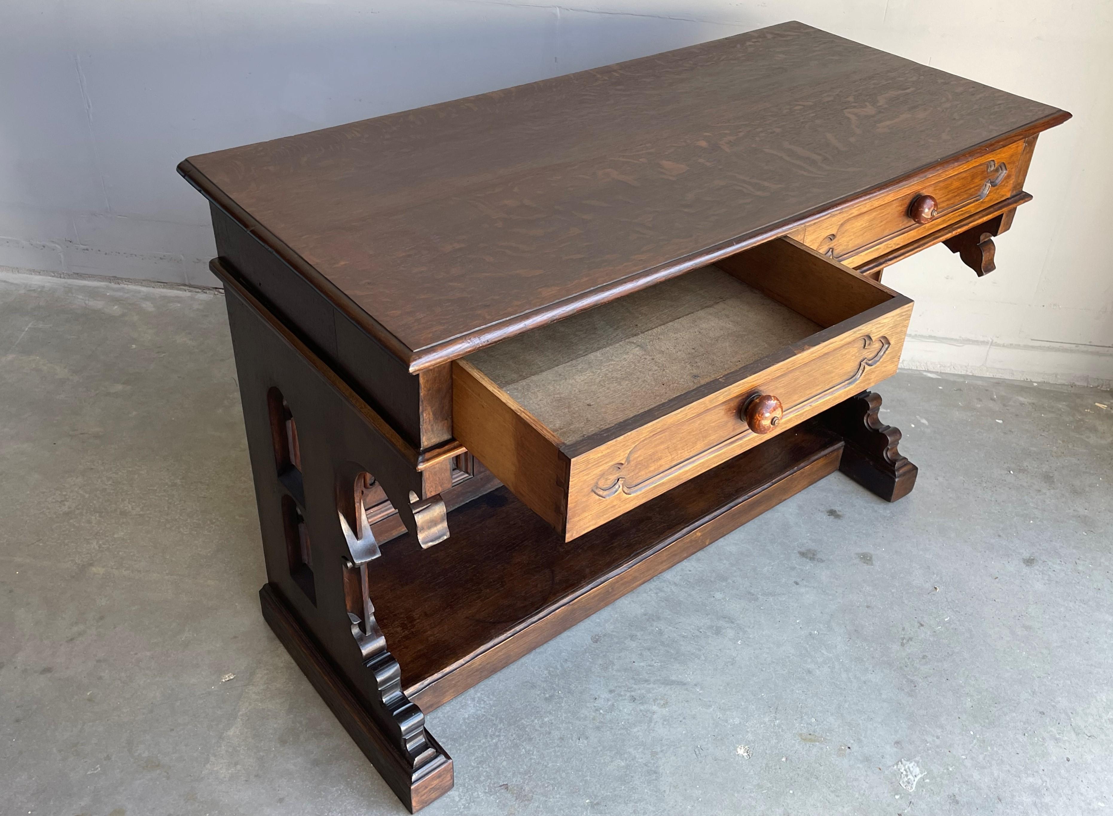 Antiker handgeschnitzter Beistelltisch aus massivem Eichenholz / Damen-Schreibtisch mit Schubladen im gotischen Stil im Angebot 7