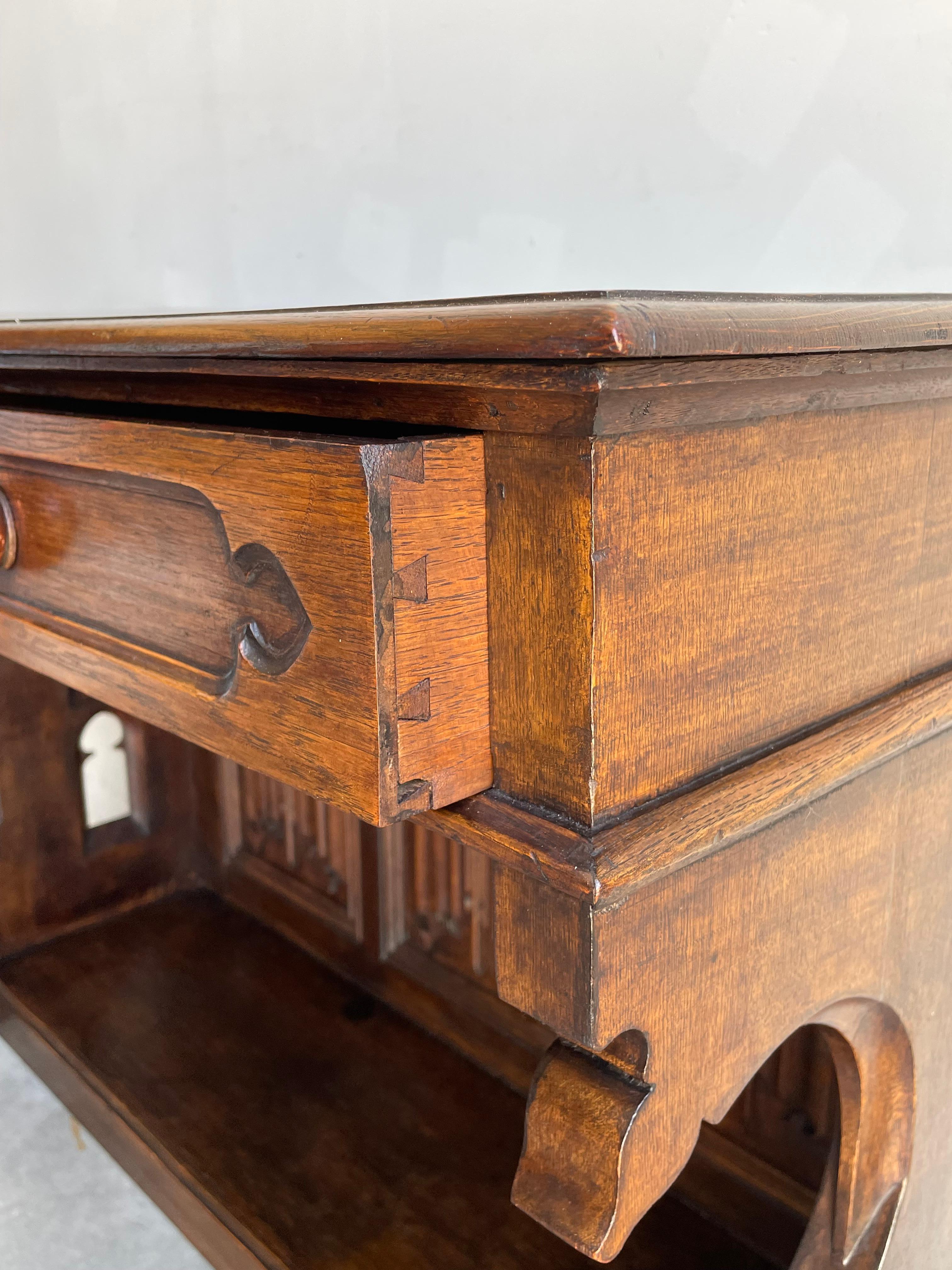 Antiker handgeschnitzter Beistelltisch aus massivem Eichenholz / Damen-Schreibtisch mit Schubladen im gotischen Stil im Angebot 11