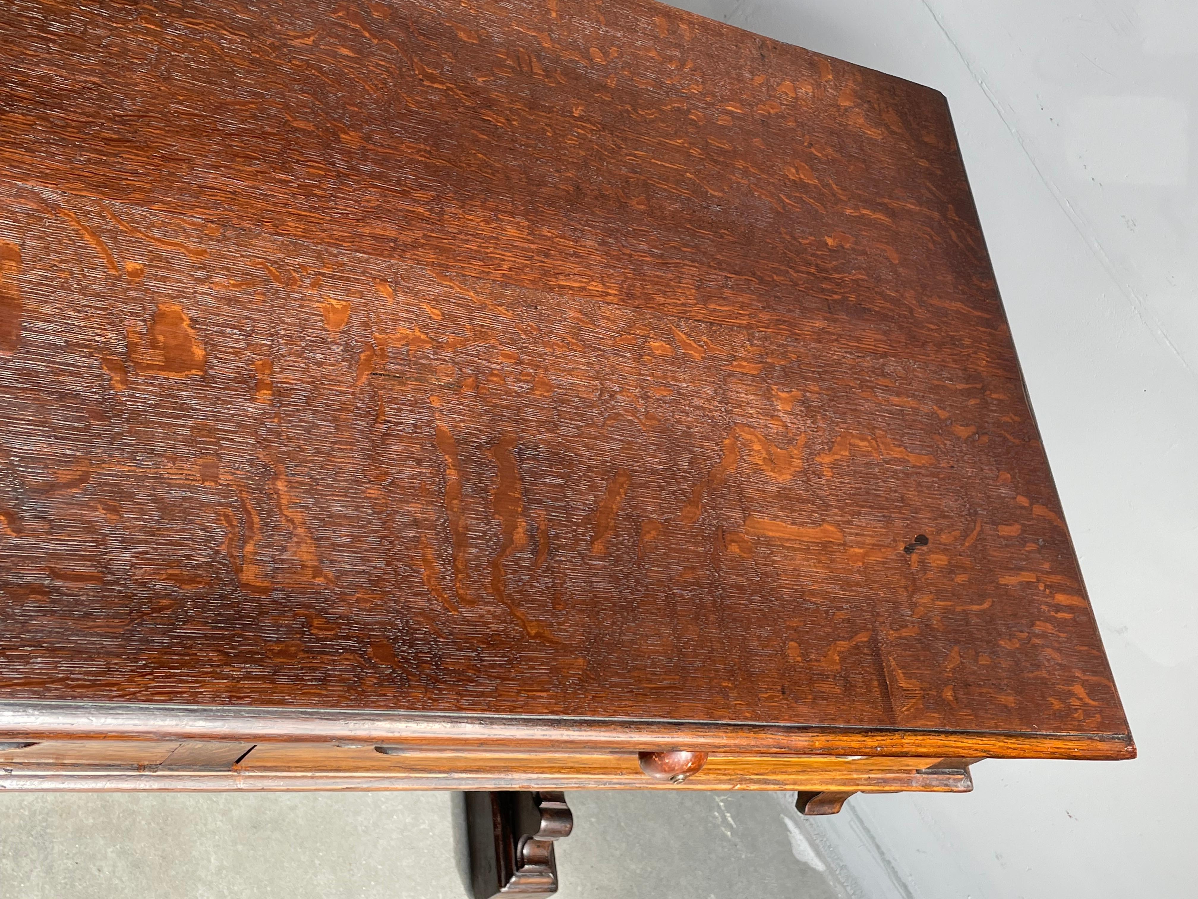 Antiker handgeschnitzter Beistelltisch aus massivem Eichenholz / Damen-Schreibtisch mit Schubladen im gotischen Stil (Neugotik) im Angebot