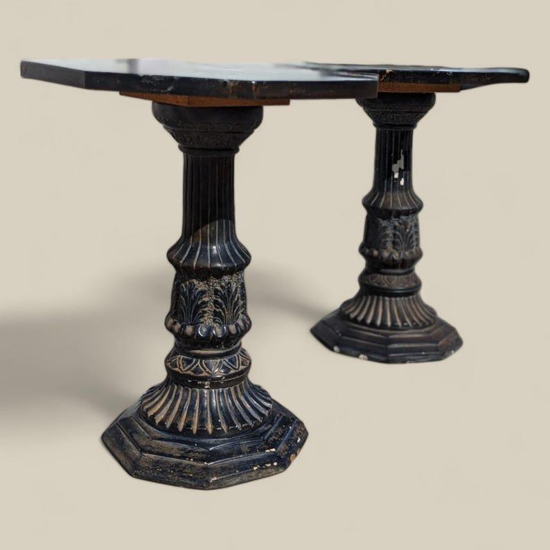 Néo-gothique Piédestaux en marbre de style néo-gothique antique, tables d'appoint Art déco du milieu du siècle dernier en vente