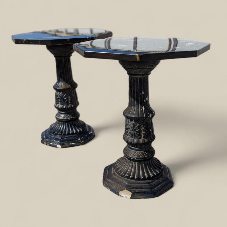 Marbre Piédestaux en marbre de style néo-gothique antique, tables d'appoint Art déco du milieu du siècle dernier en vente