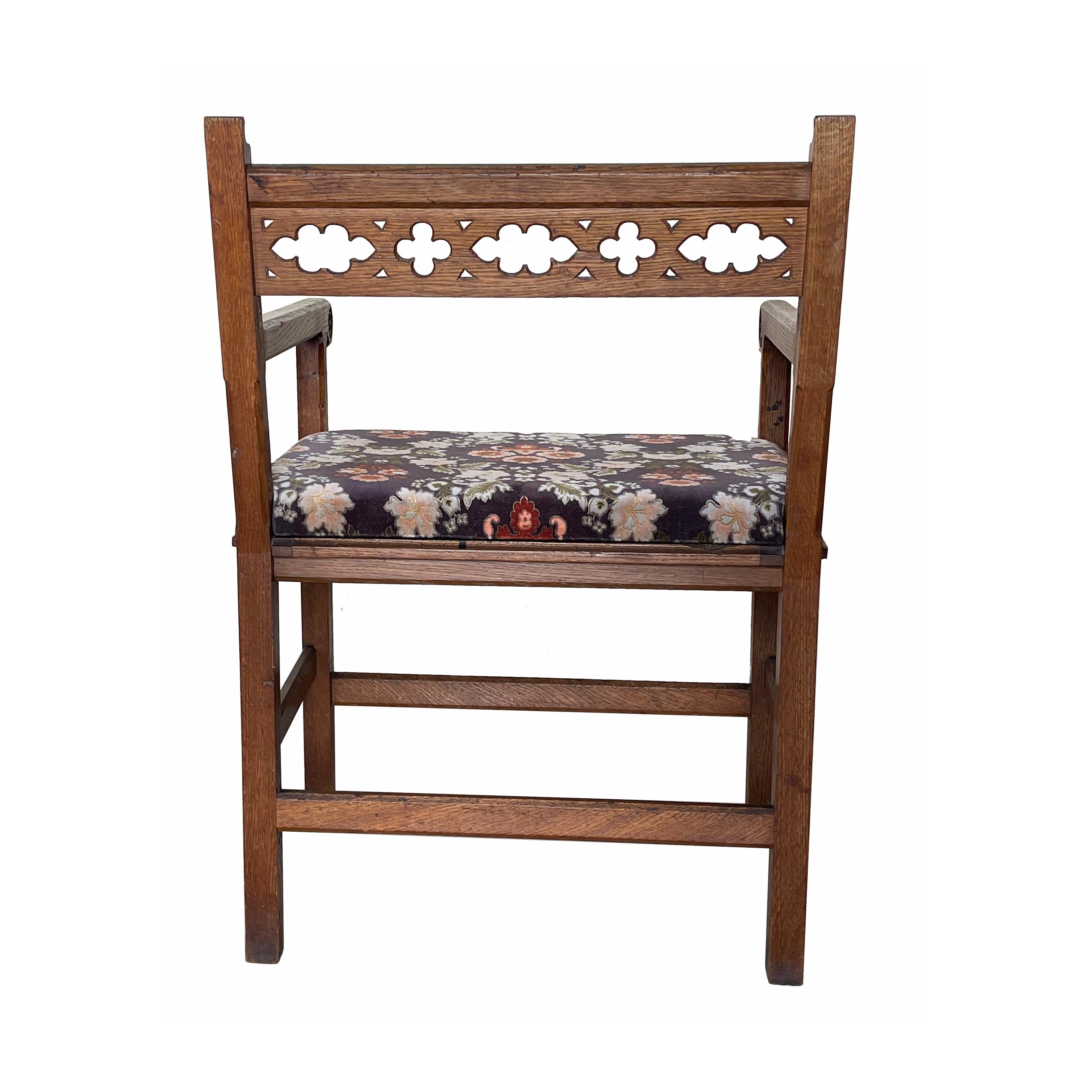 Chaise de moine néo-gothique ancienne tapissée de chêne et de velours, vers 1900, Europe Bon état - En vente à Andernach, DE