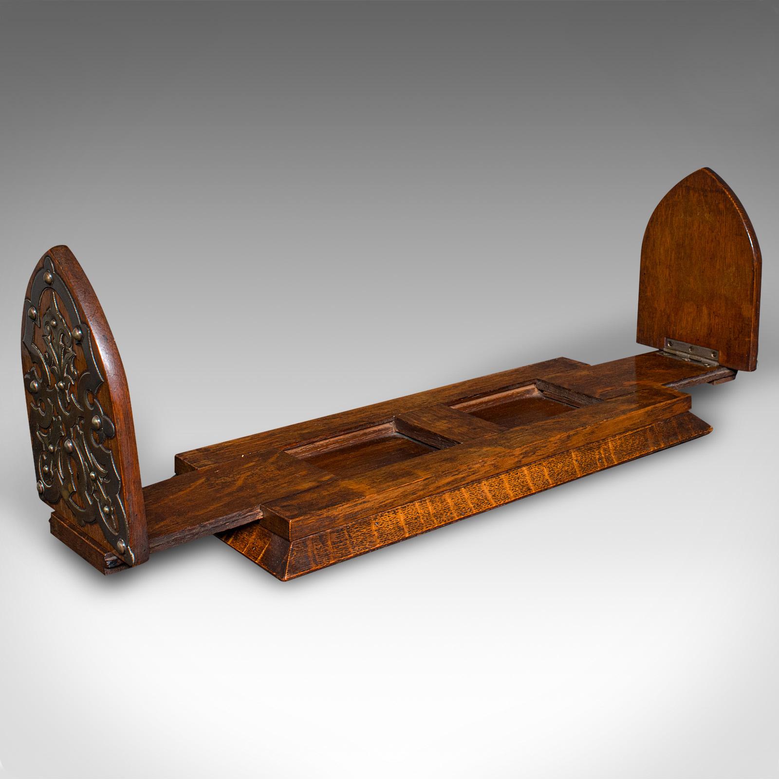 
Si tratta di un antico vetrino da romanzo in stile gotico revival. Poggia libri allungabile scozzese, in Oak e ottone argentato, risalente al tardo periodo vittoriano, circa 1900.

Accentua il tuo angolo di lettura o la tua scrivania con questo