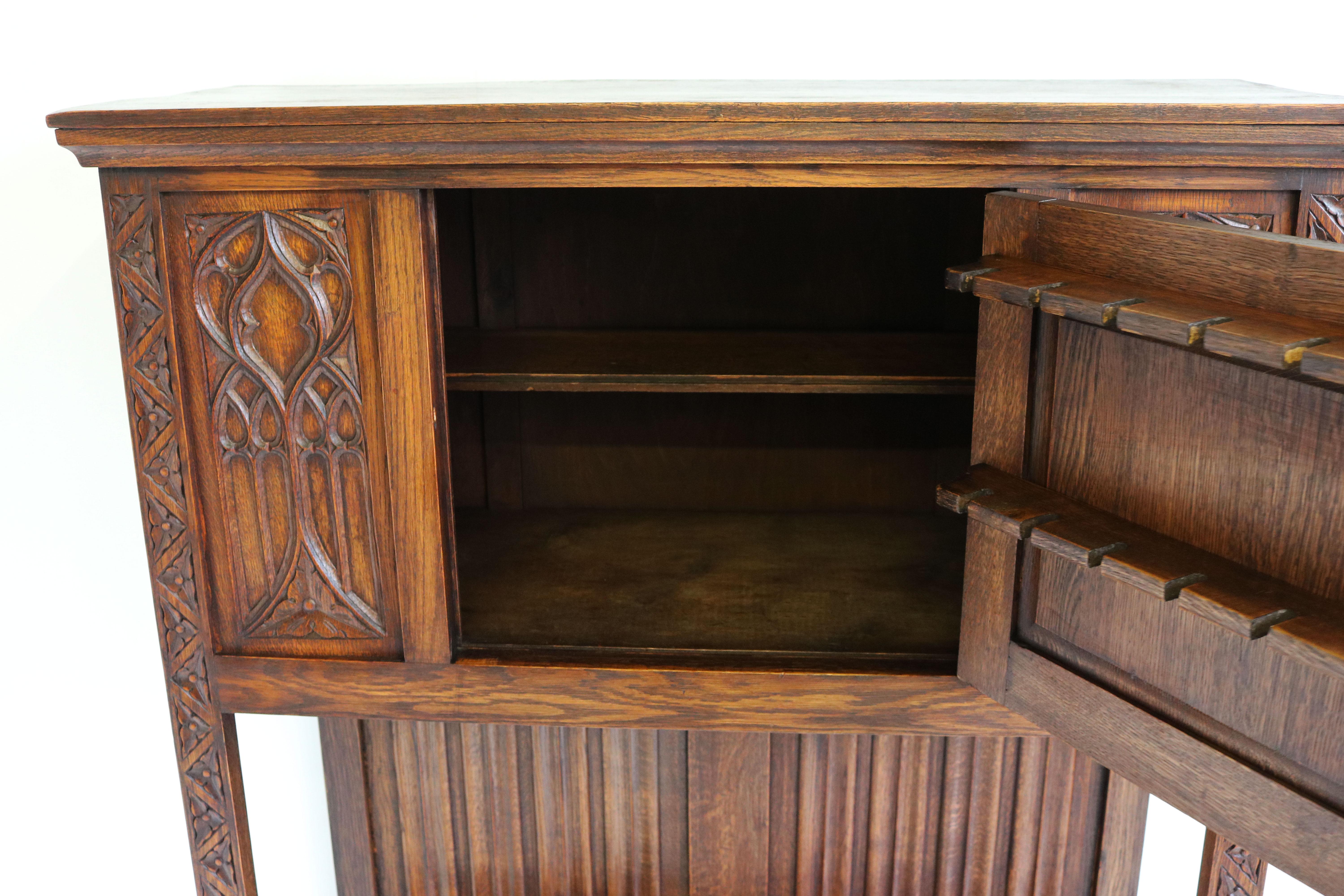 Antiguo Gótico Revival Roble Tallado Bar Seco / Bebidas Gabinete Iglesia Ventanas Arcos en venta 1