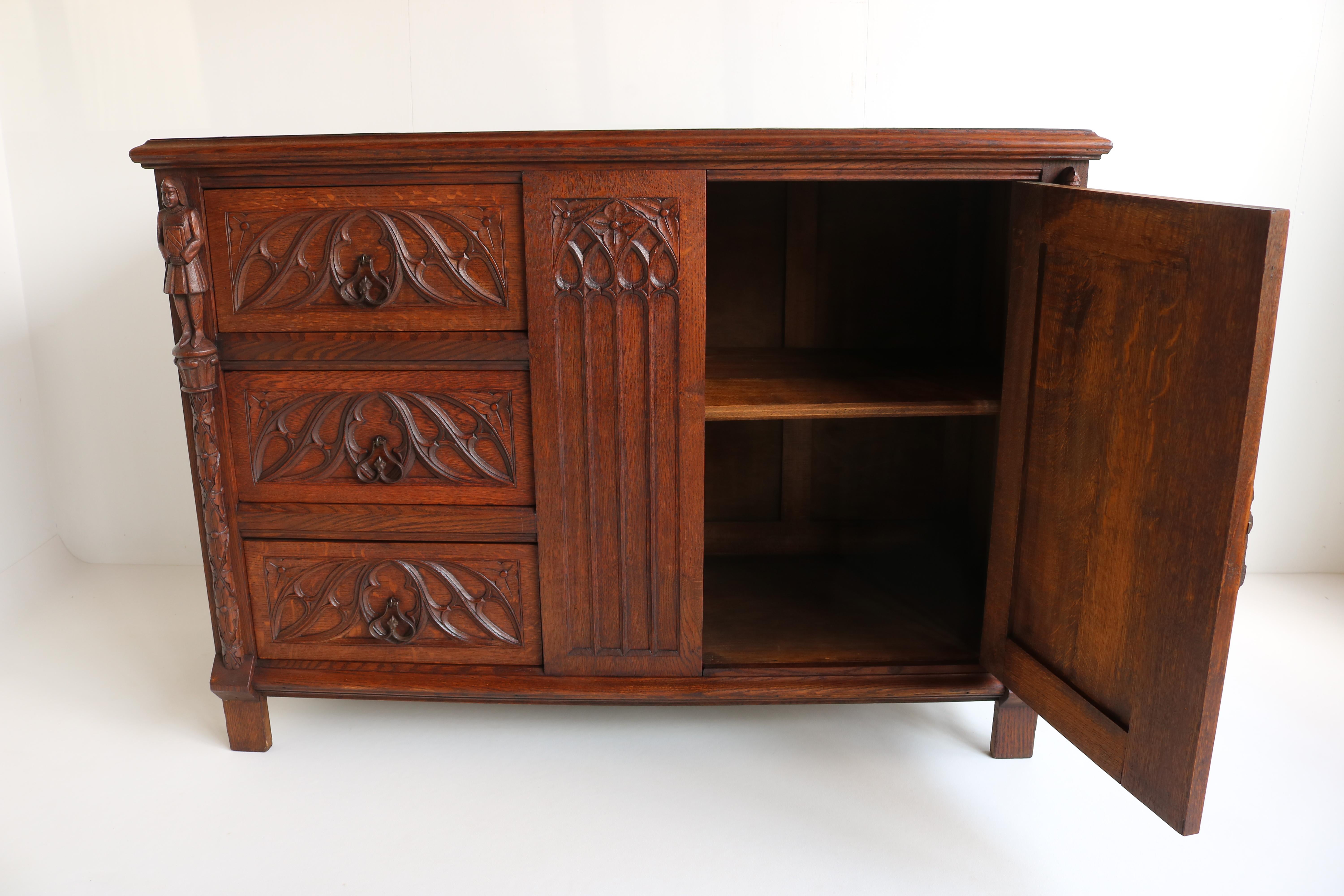 Antique Gothic Revival Sideboard / Small Cabinet with Drawers Knights Carved Oak In Good Condition In Ijzendijke, NL