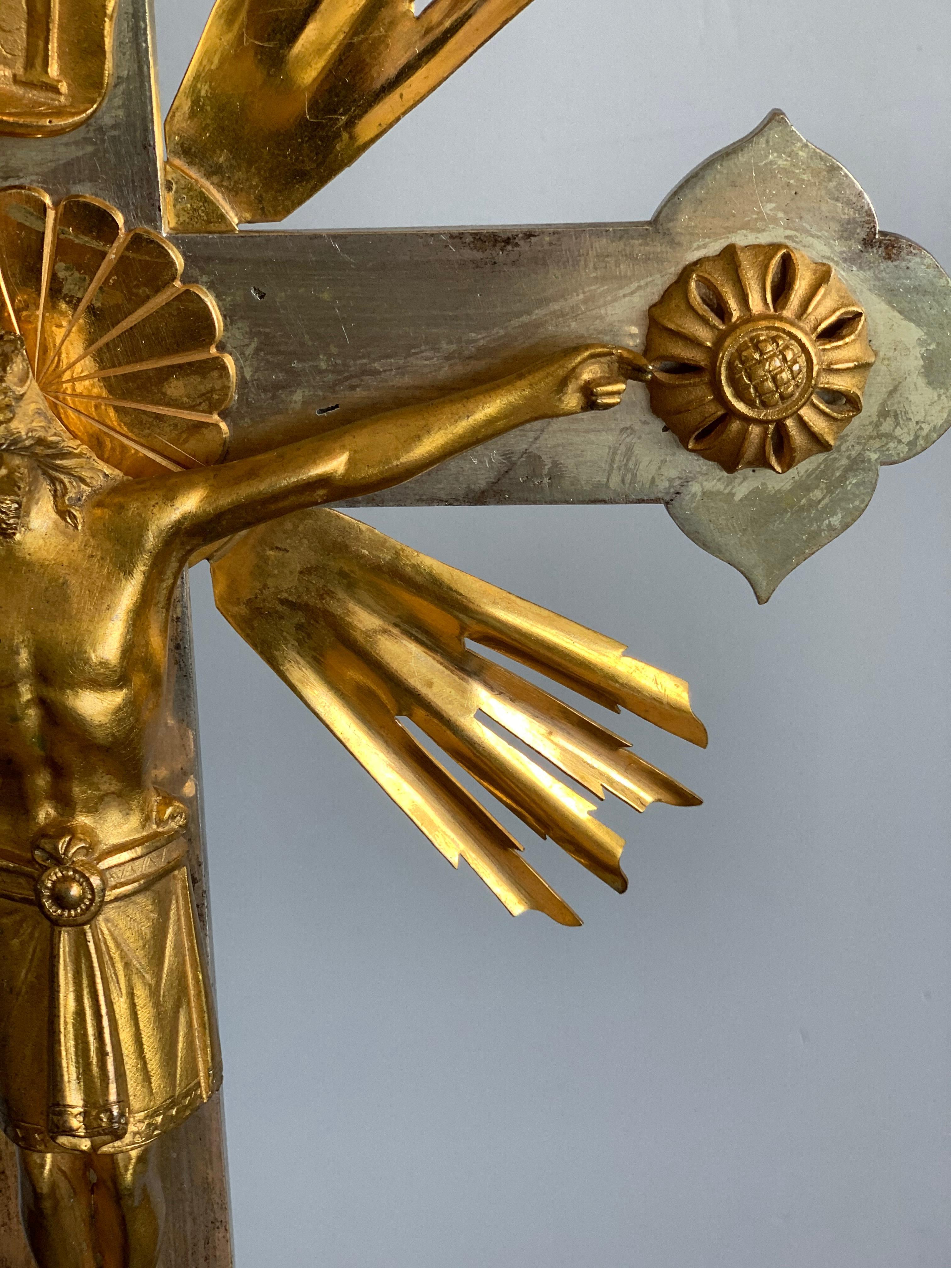 Crucifix ancien en bronze argenté de style néo-gothique avec un Christ Corpus en bronze doré en vente 4