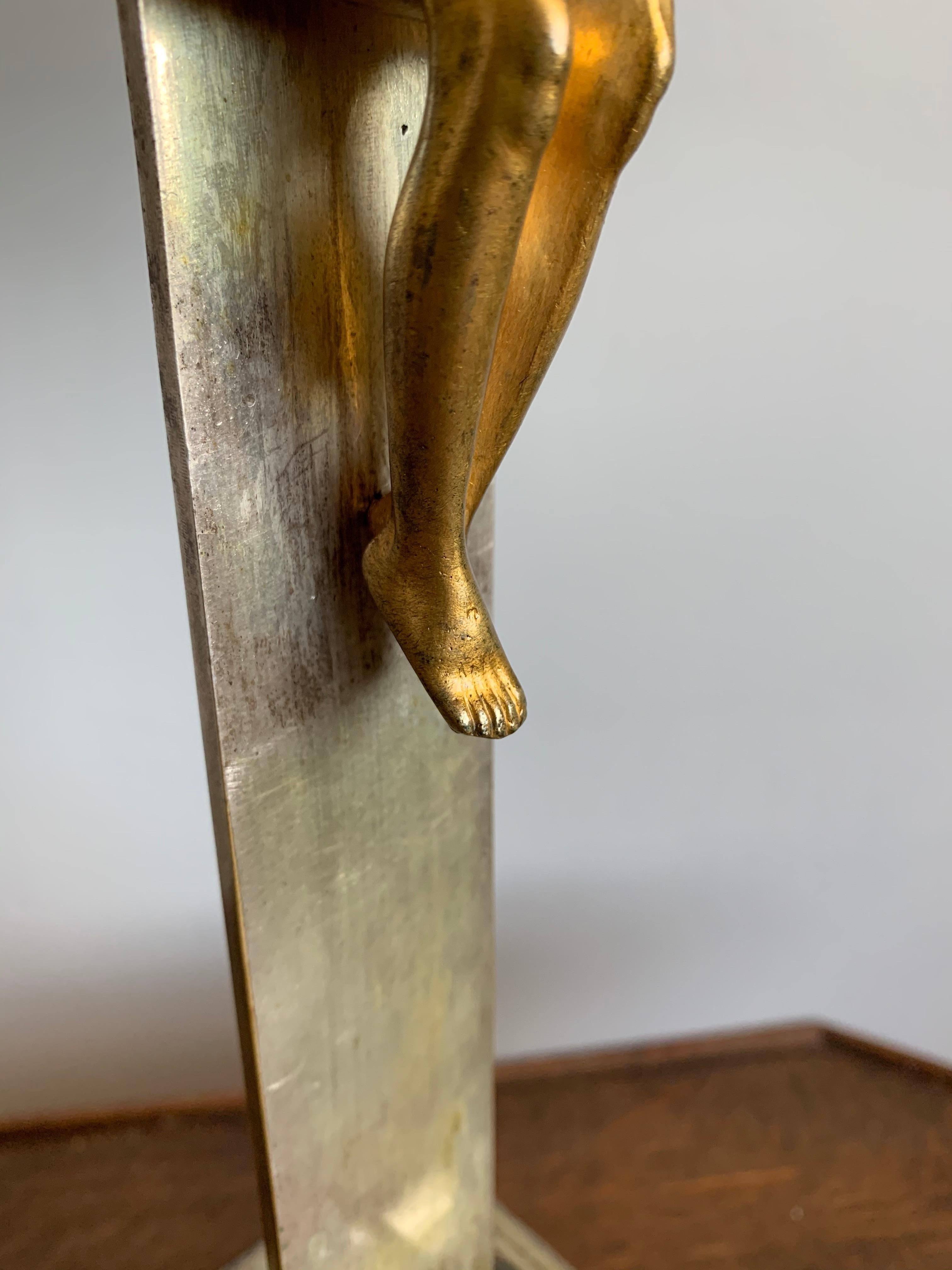 Crucifix ancien en bronze argenté de style néo-gothique avec un Christ Corpus en bronze doré en vente 9
