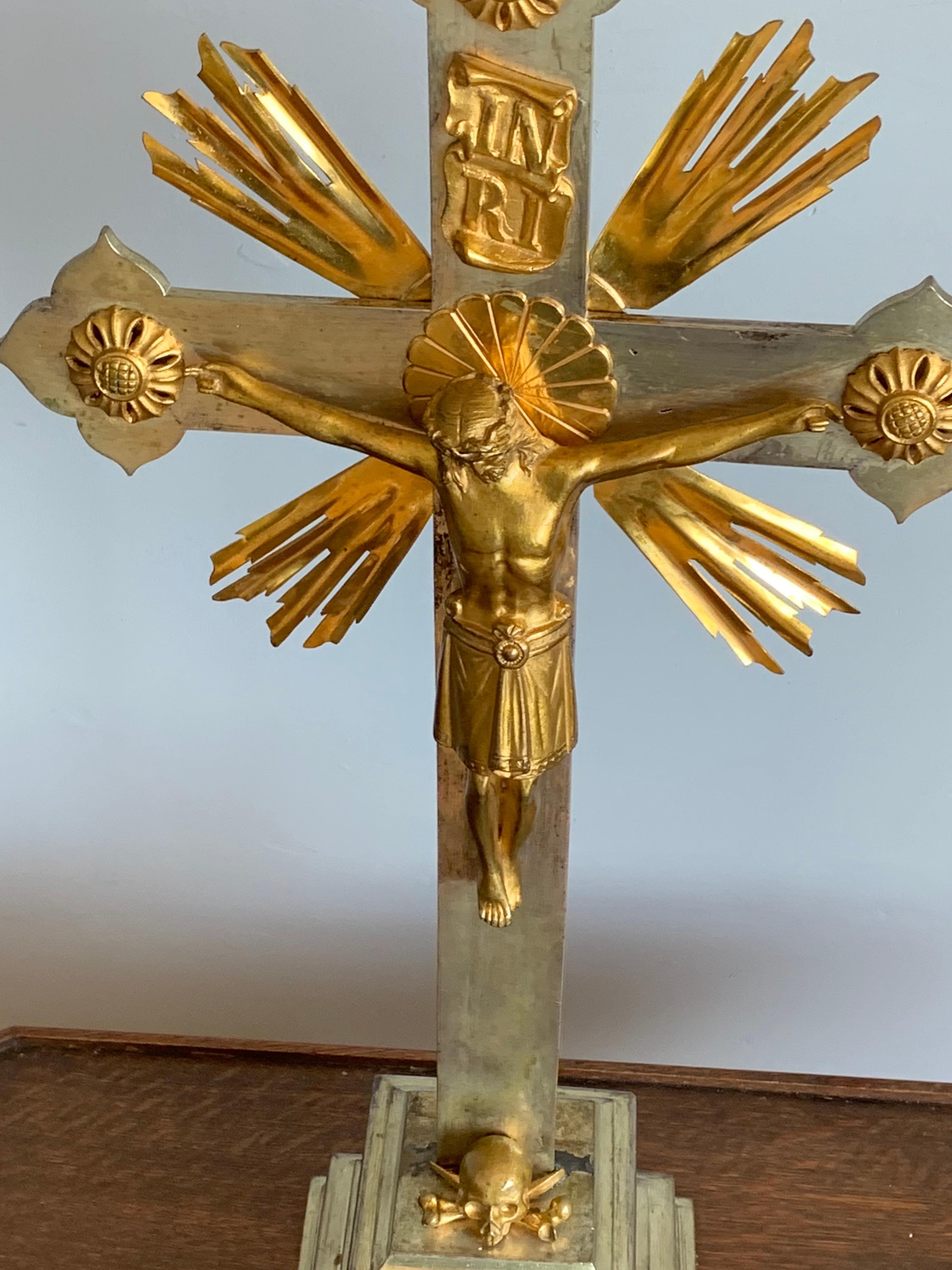 Crucifix ancien en bronze argenté de style néo-gothique avec un Christ Corpus en bronze doré en vente 11