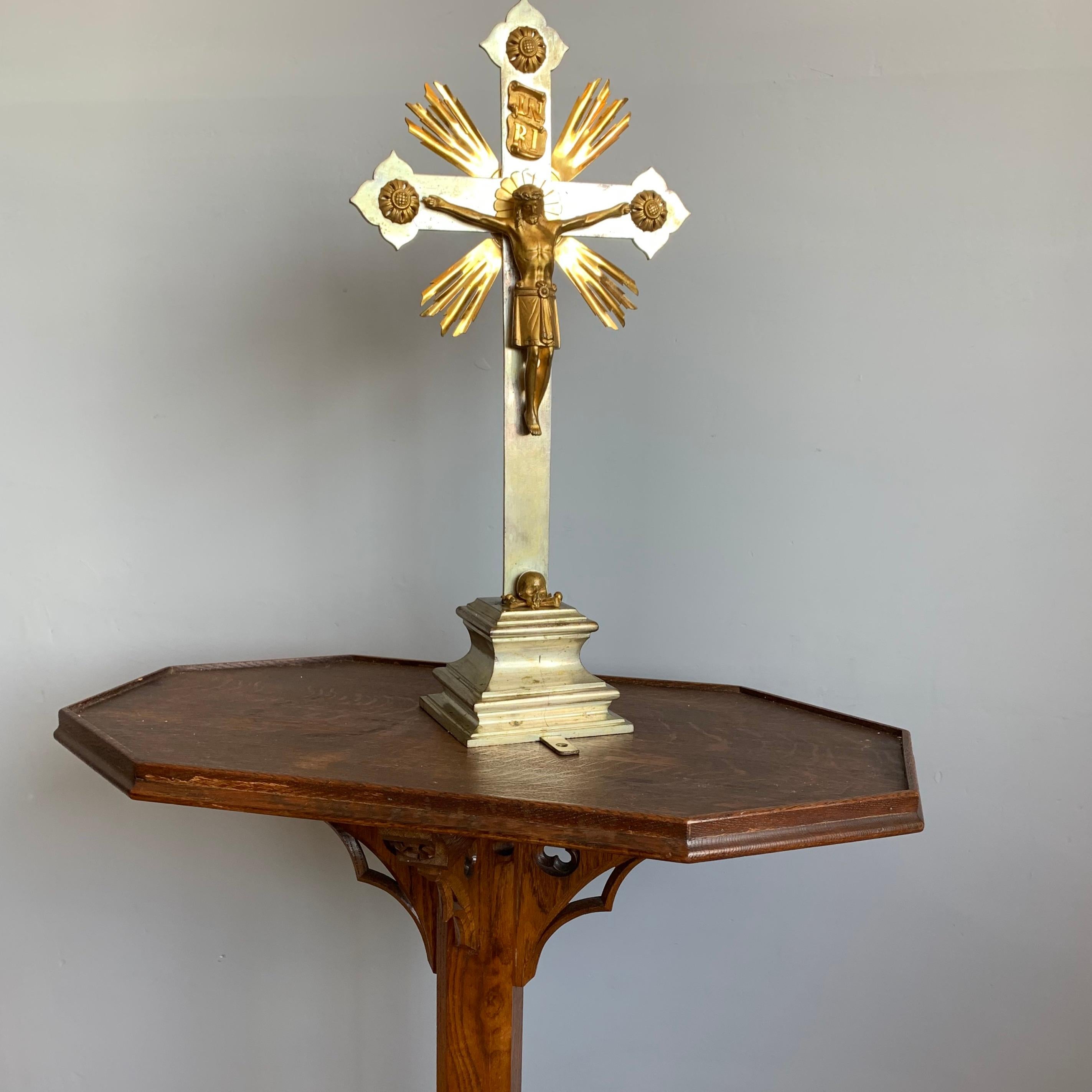 Crucifix d'autel d'église gothique de bonne taille et de facture impressionnante.

Ce crucifix de table en bronze, orné et entièrement fabriqué à la main, est accompagné d'un corps du Christ en bronze doré de bonne qualité et finement détaillé.