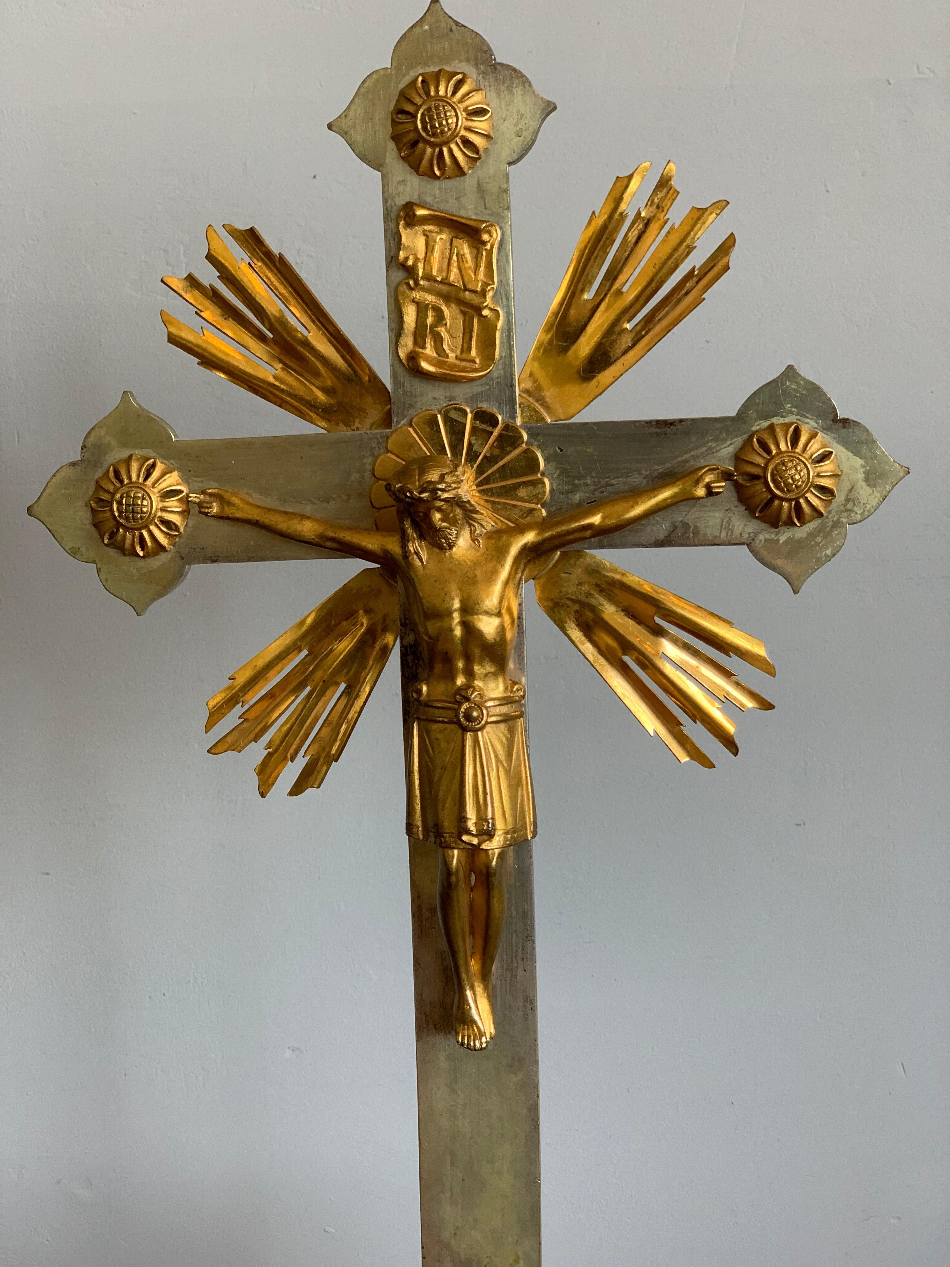 Français Crucifix ancien en bronze argenté de style néo-gothique avec un Christ Corpus en bronze doré en vente