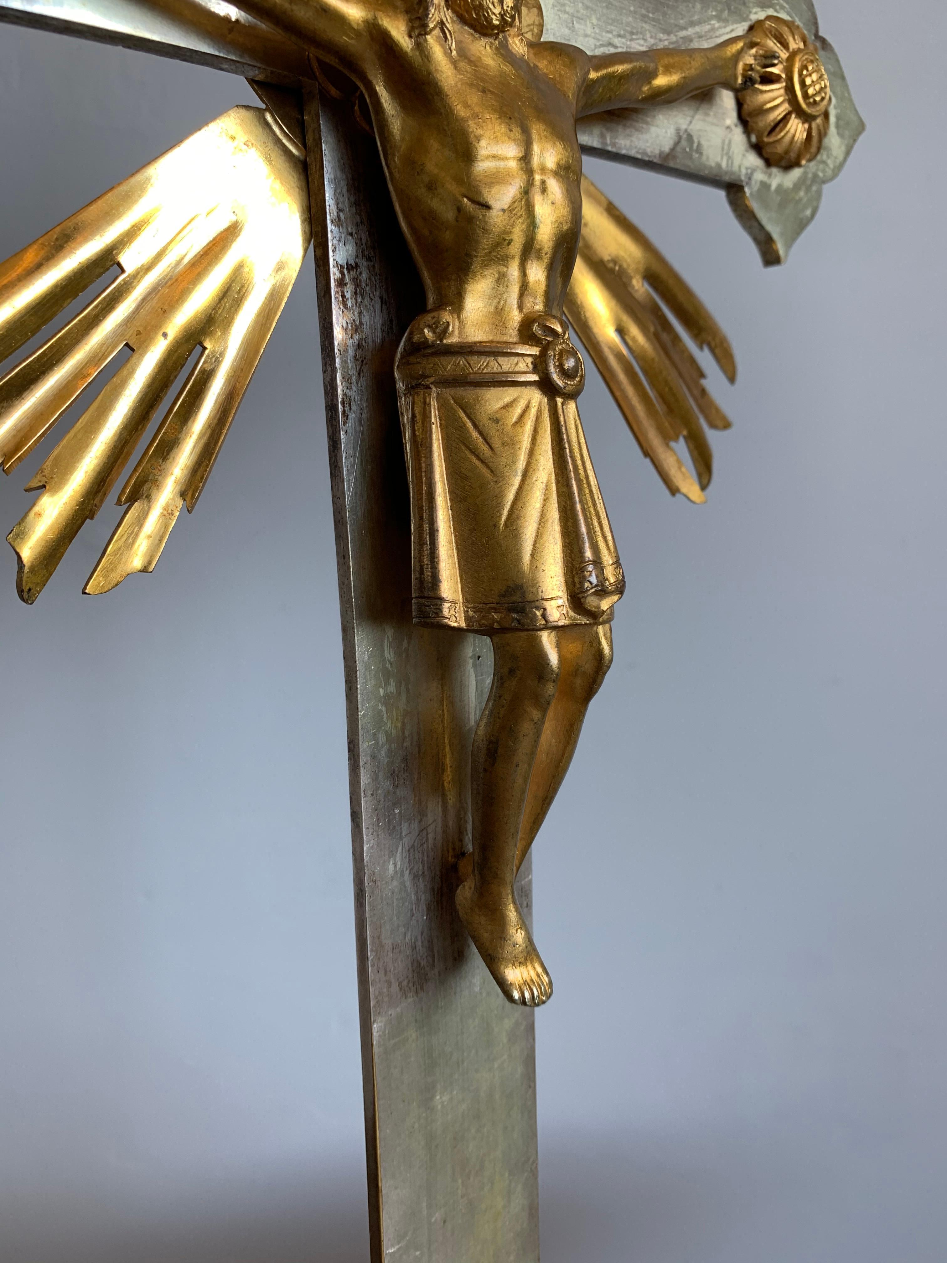 Crucifix ancien en bronze argenté de style néo-gothique avec un Christ Corpus en bronze doré Bon état - En vente à Lisse, NL