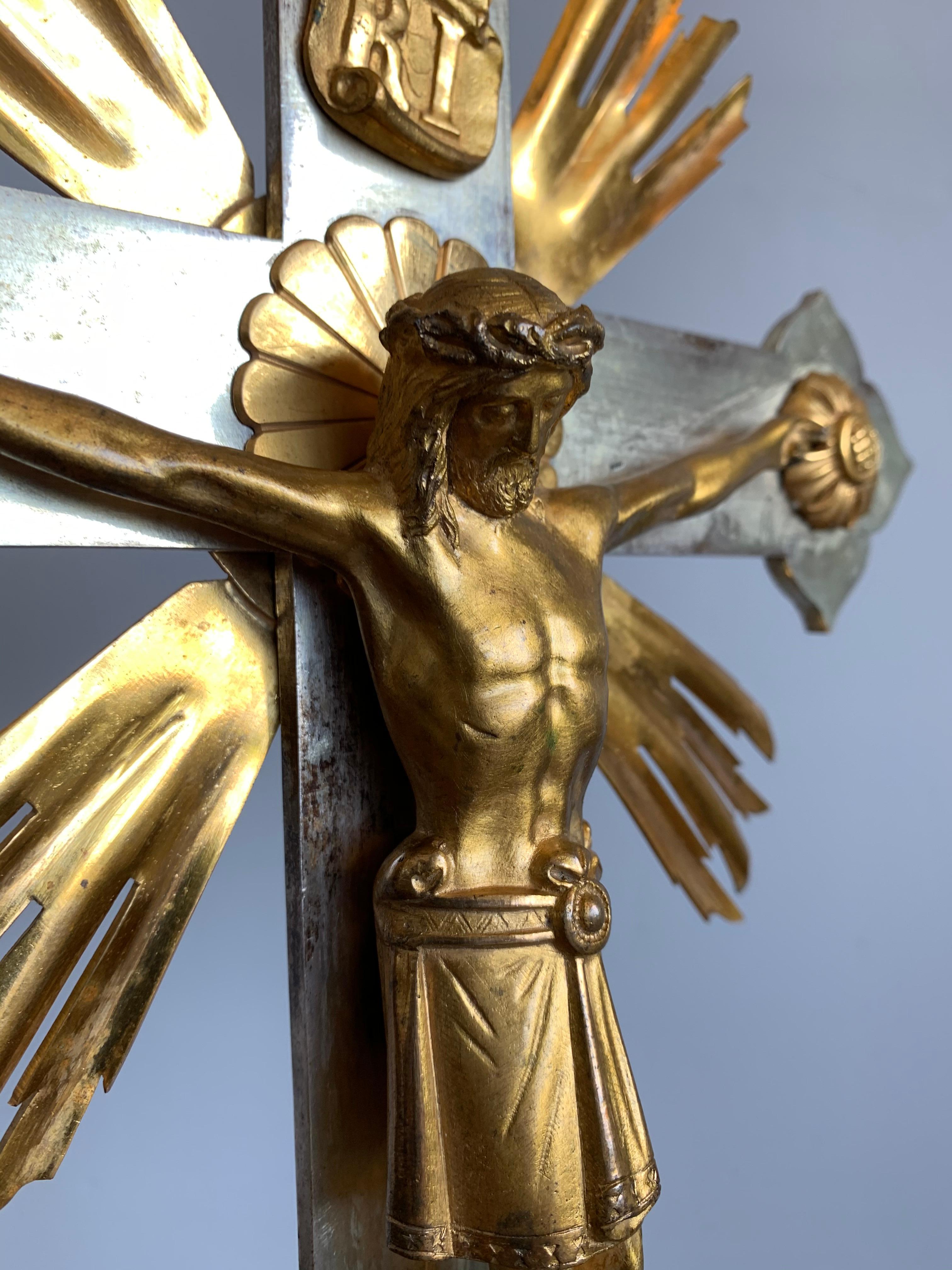Antikes, neugotisches Kruzifix aus versilberter Bronze mit einem Corpus Christ aus vergoldeter Bronze (20. Jahrhundert) im Angebot