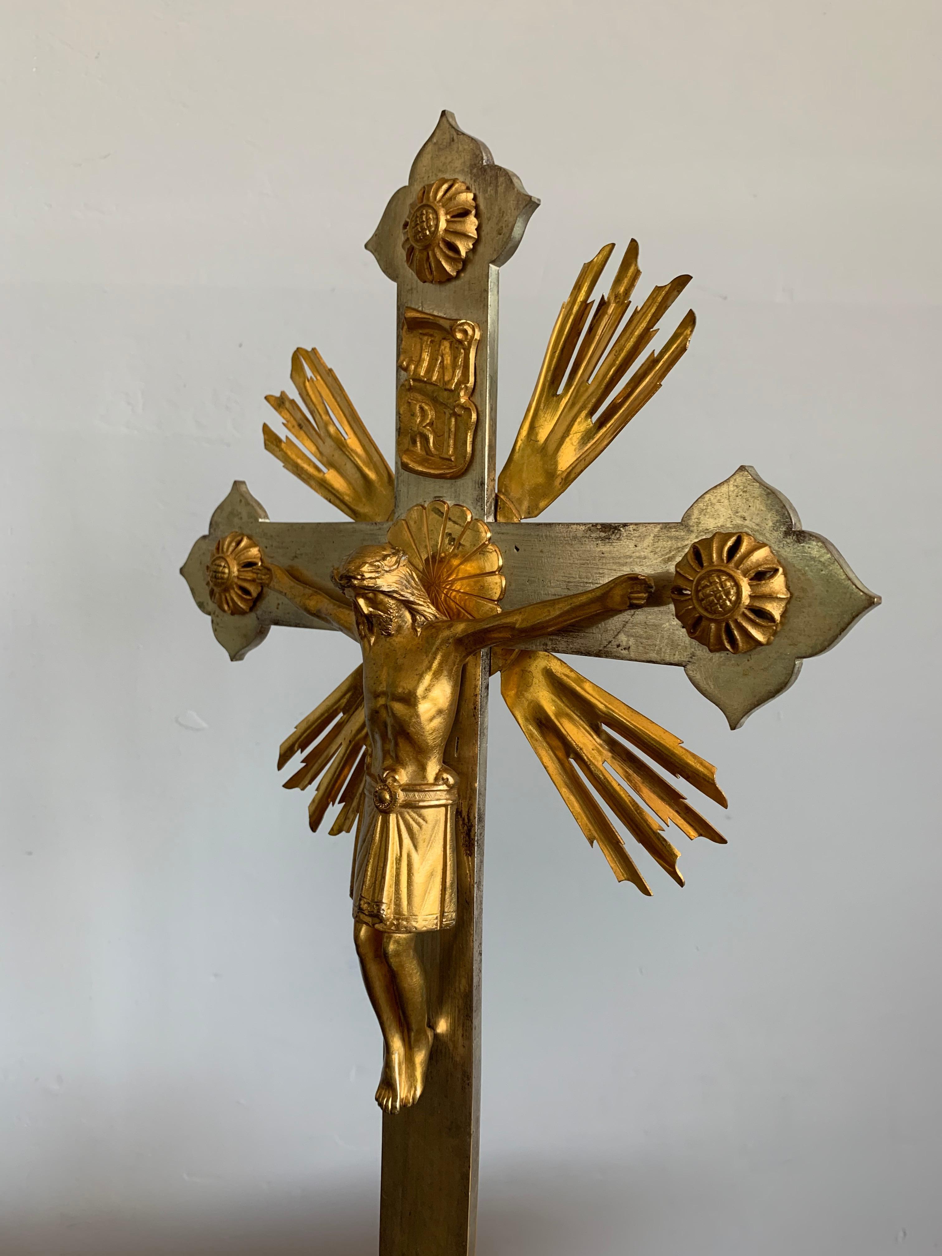 Laiton Crucifix ancien en bronze argenté de style néo-gothique avec un Christ Corpus en bronze doré en vente