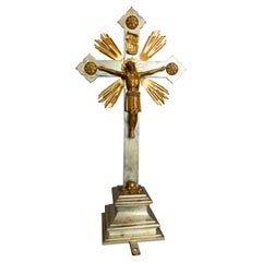 Crucifix ancien en bronze argenté de style néo-gothique avec un Christ Corpus en bronze doré