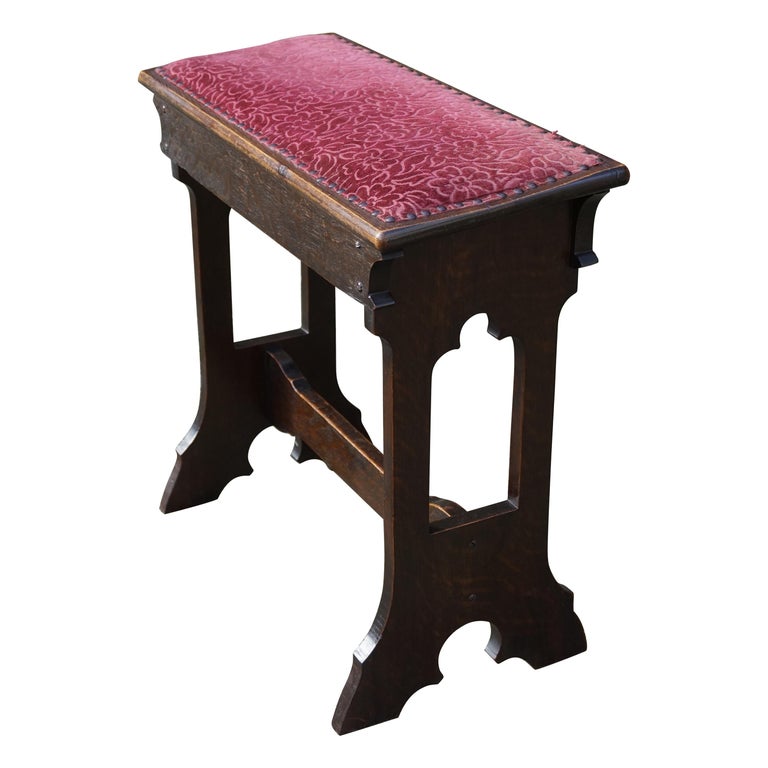 Antique tabouret / banc d'orgue d'église néo-gothique en chêne massif avec  rembourrage 1910 En vente sur 1stDibs