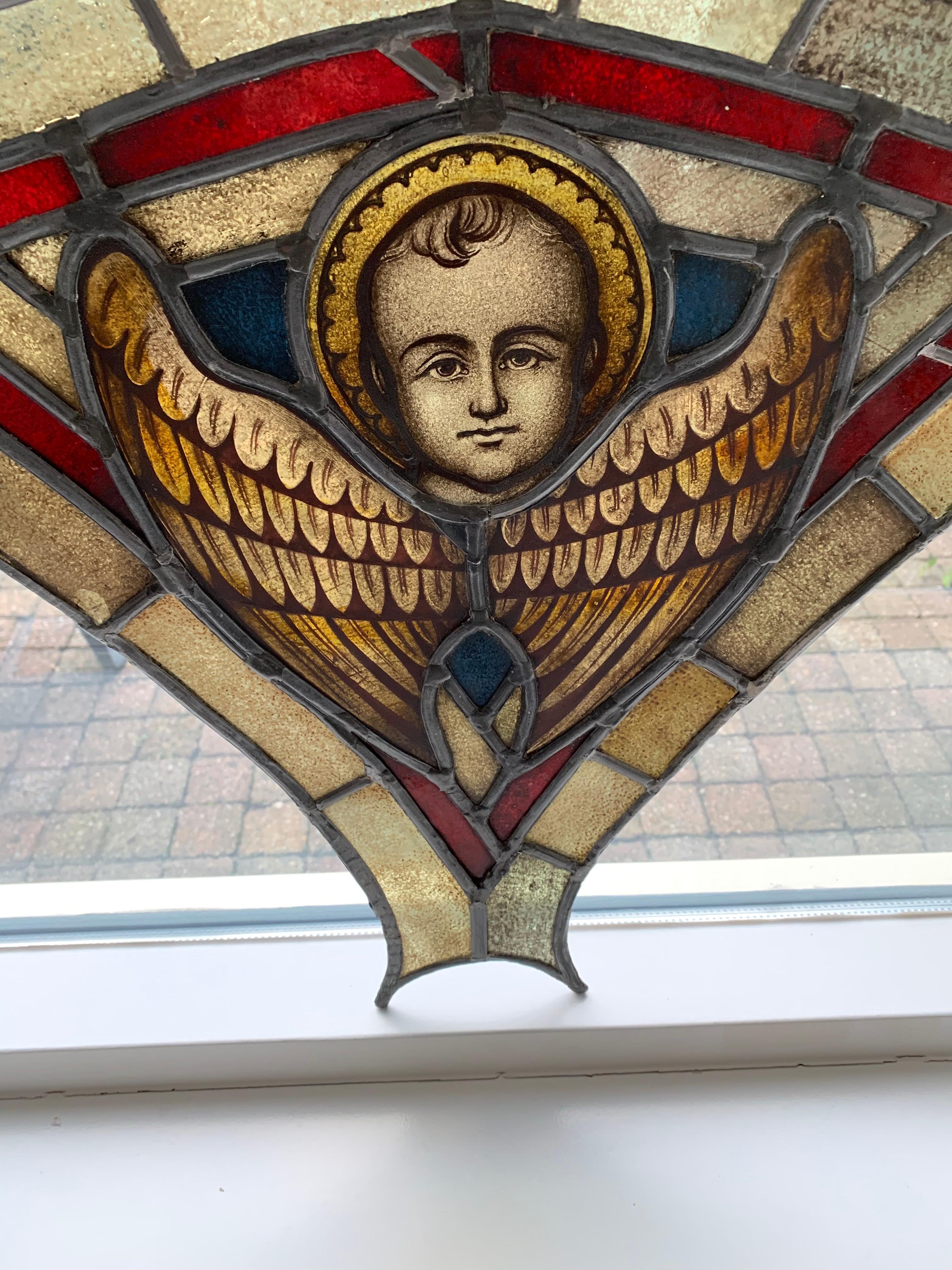 Panneau unique en son genre, en verre plombé et en vitrail, datant du 19e siècle.

Ce cadre de fenêtre en verre incroyablement bien fait représentant un ange magnifiquement peint à la main est une autre de nos récentes trouvailles. La sérénité et