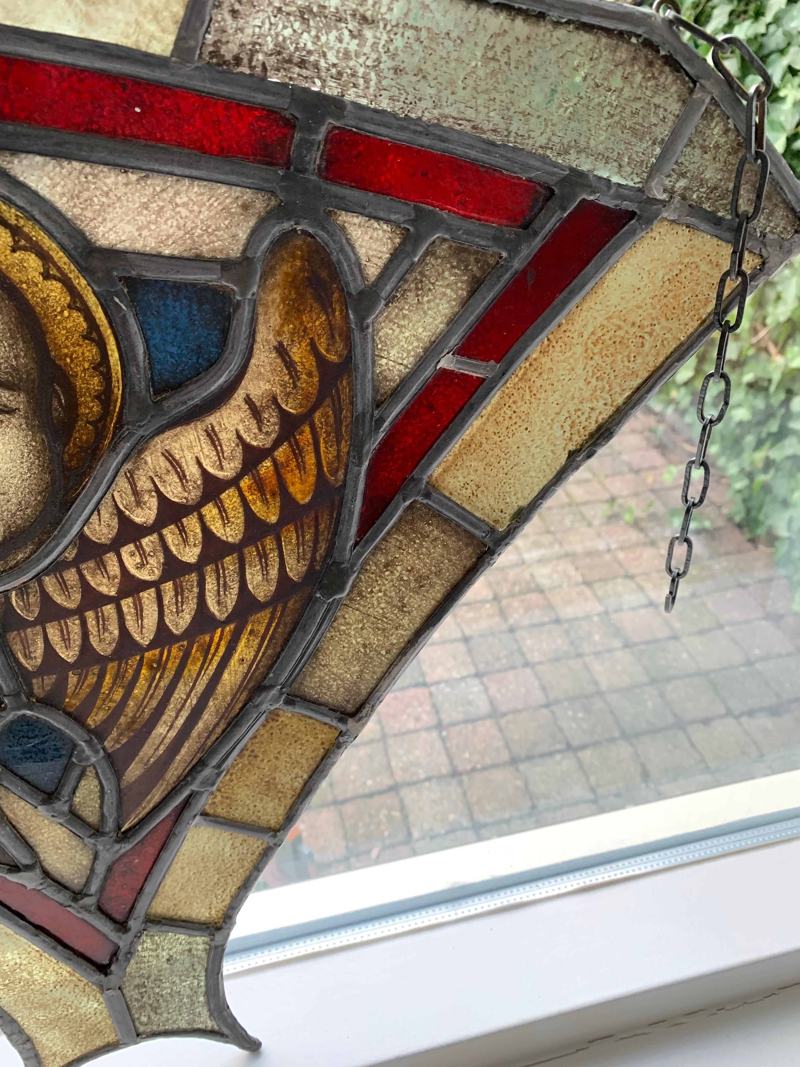 Antike Gotik-Revival-Fenster-Hängelampe aus Buntglas und Glas mit Jungem Christus (Europäisch) im Angebot