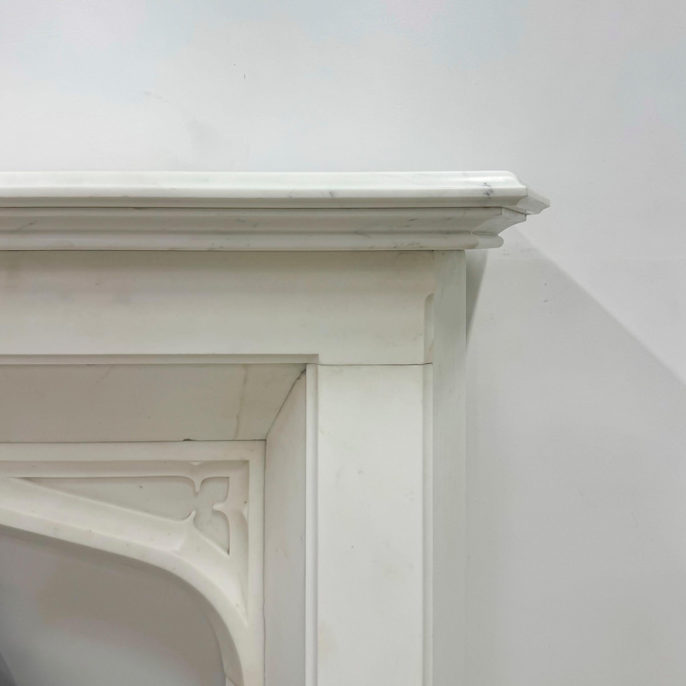 Este marco de chimenea de estilo gótico es una pieza central impresionante que captura la elegancia de la arquitectura histórica a la vez que incorpora características de diseño distintivas. Su abertura en arco de pico y las enjutas de galón no sólo
