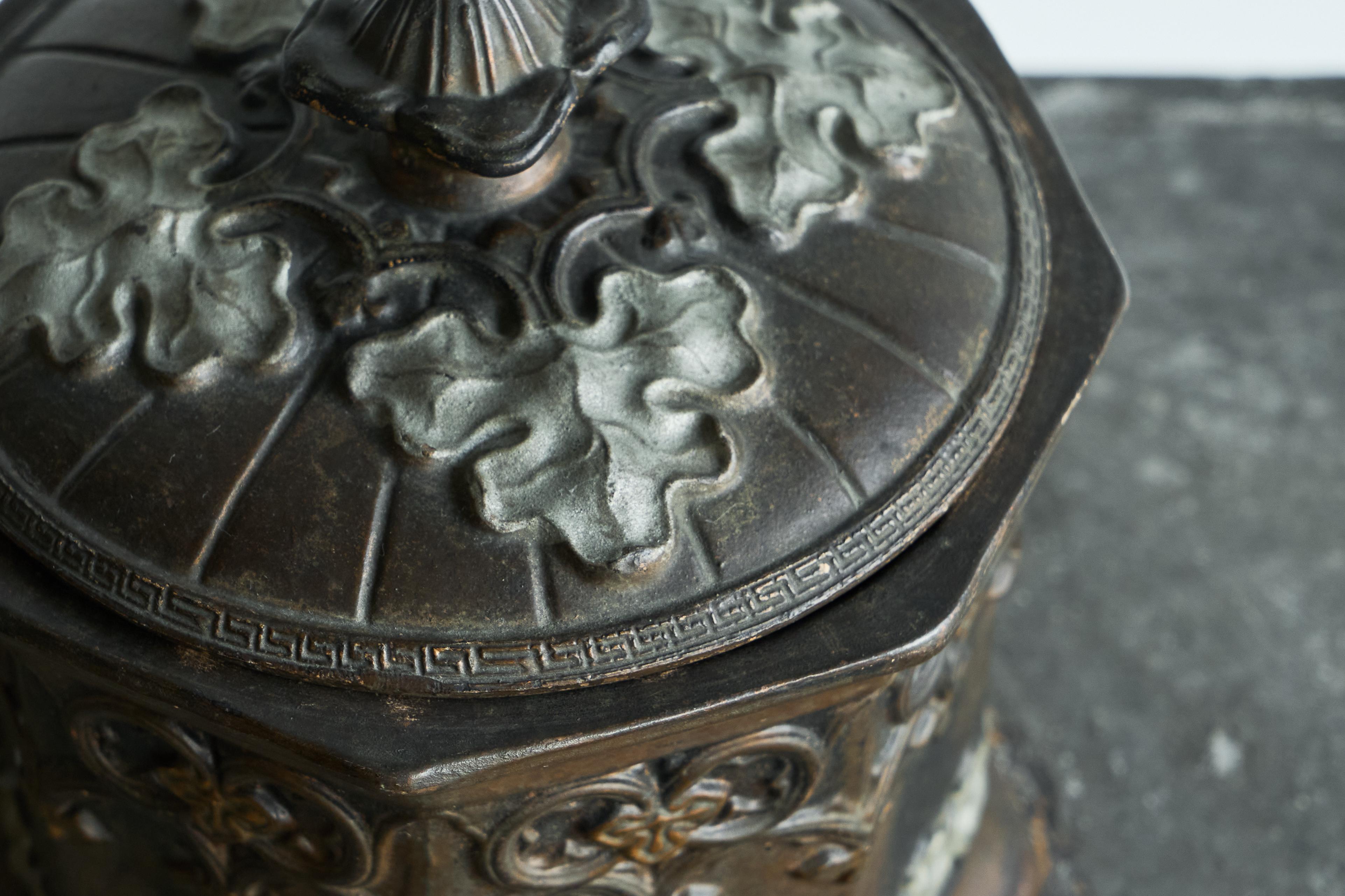 Antique Gothic Revival Style Lidded Tobacco Pot 19th Century In Good Condition For Sale In Meer, VAN
