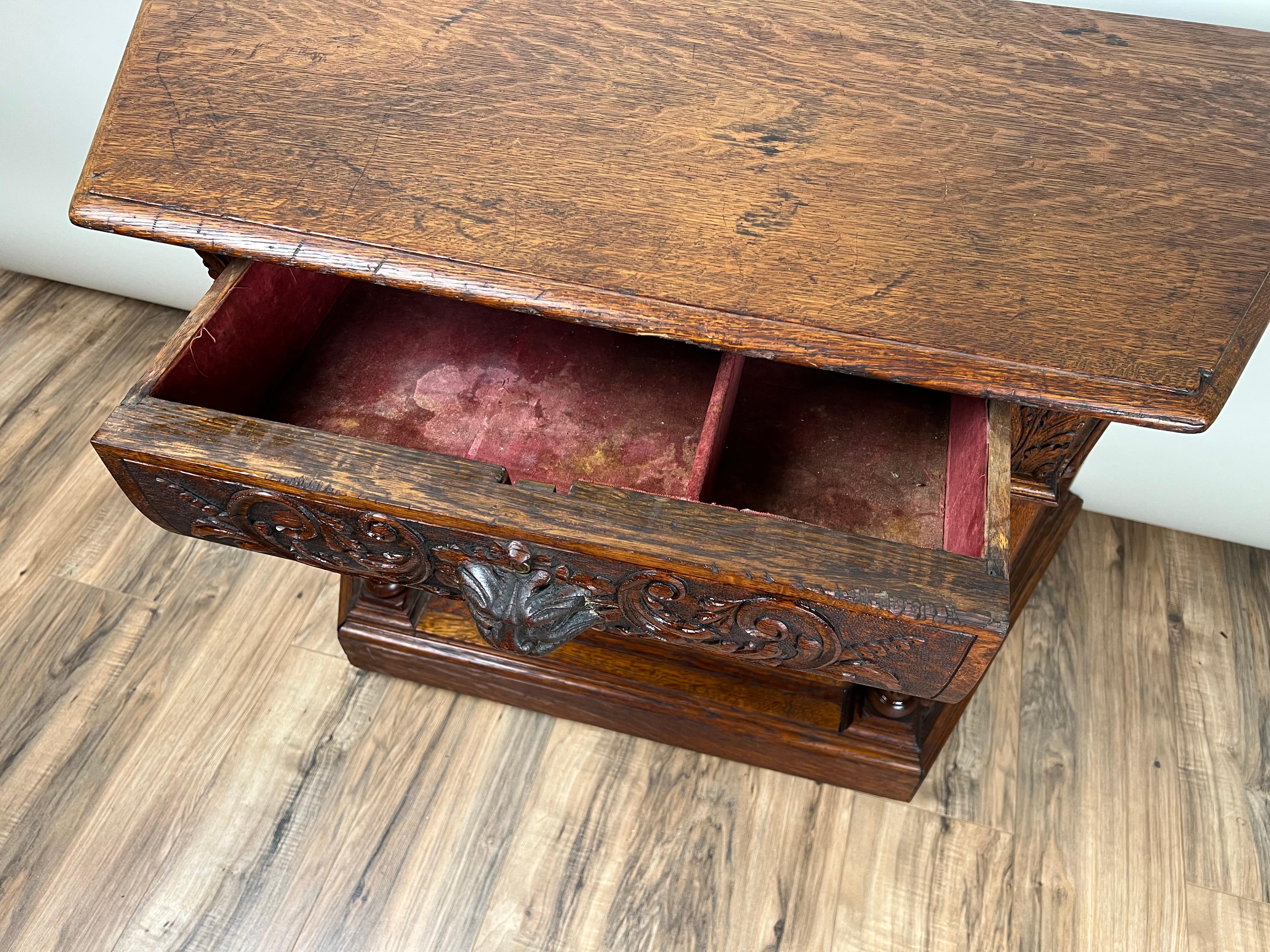 Antiguo Gabinete de Hombre Verde de Roble Tigre del Renacimiento Gótico c. 1910 en venta 3