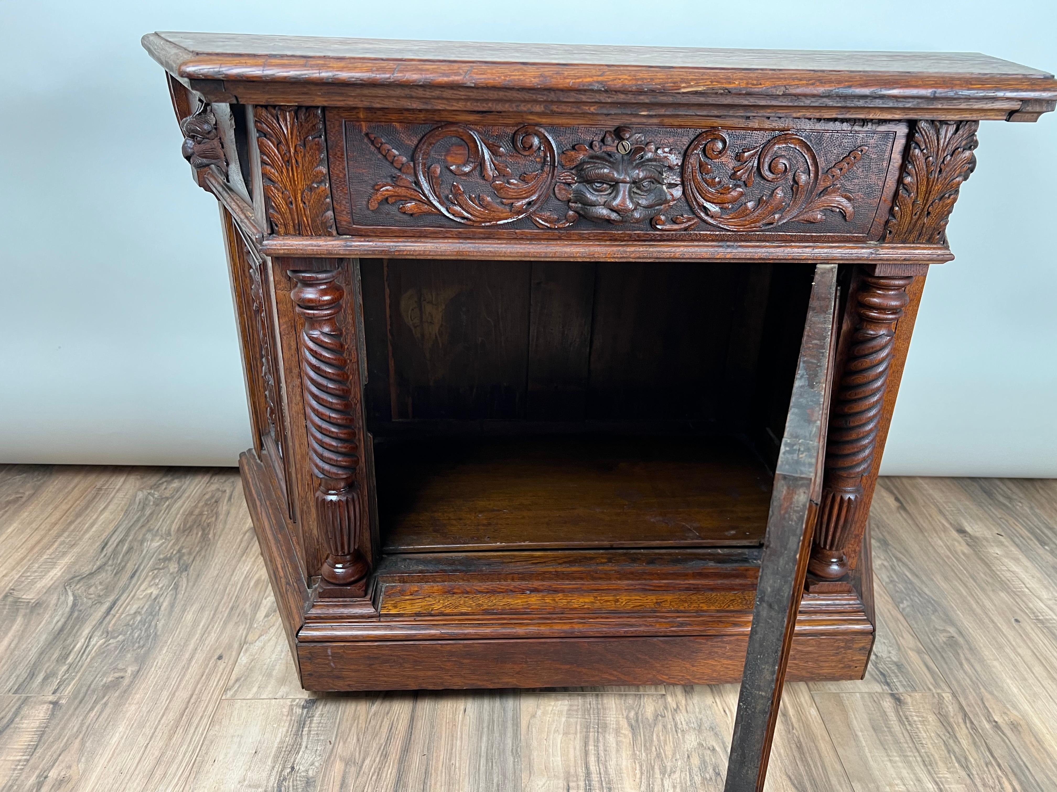 Antiguo Gabinete de Hombre Verde de Roble Tigre del Renacimiento Gótico c. 1910 en venta 4