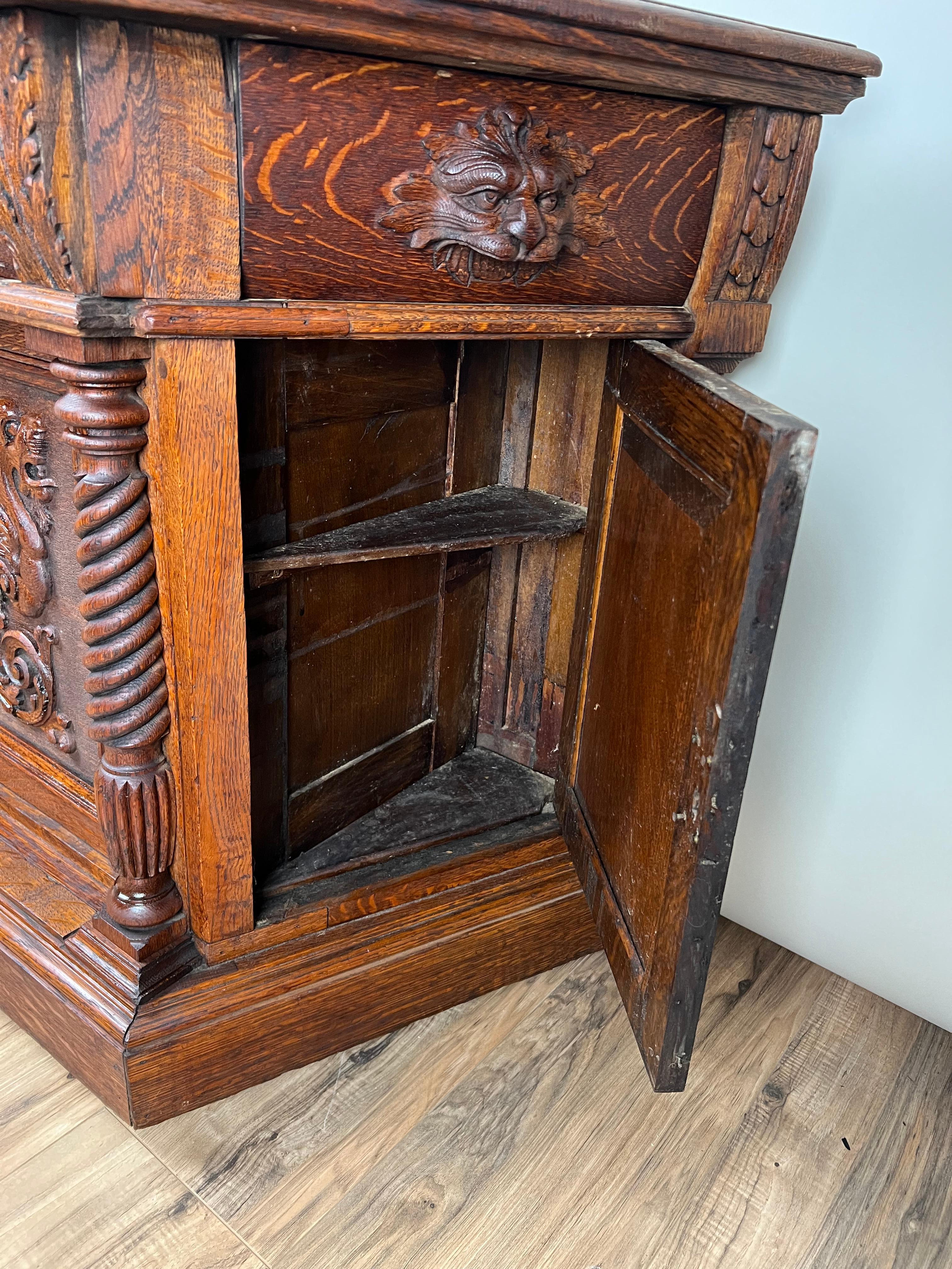 Antiguo Gabinete de Hombre Verde de Roble Tigre del Renacimiento Gótico c. 1910 en venta 5