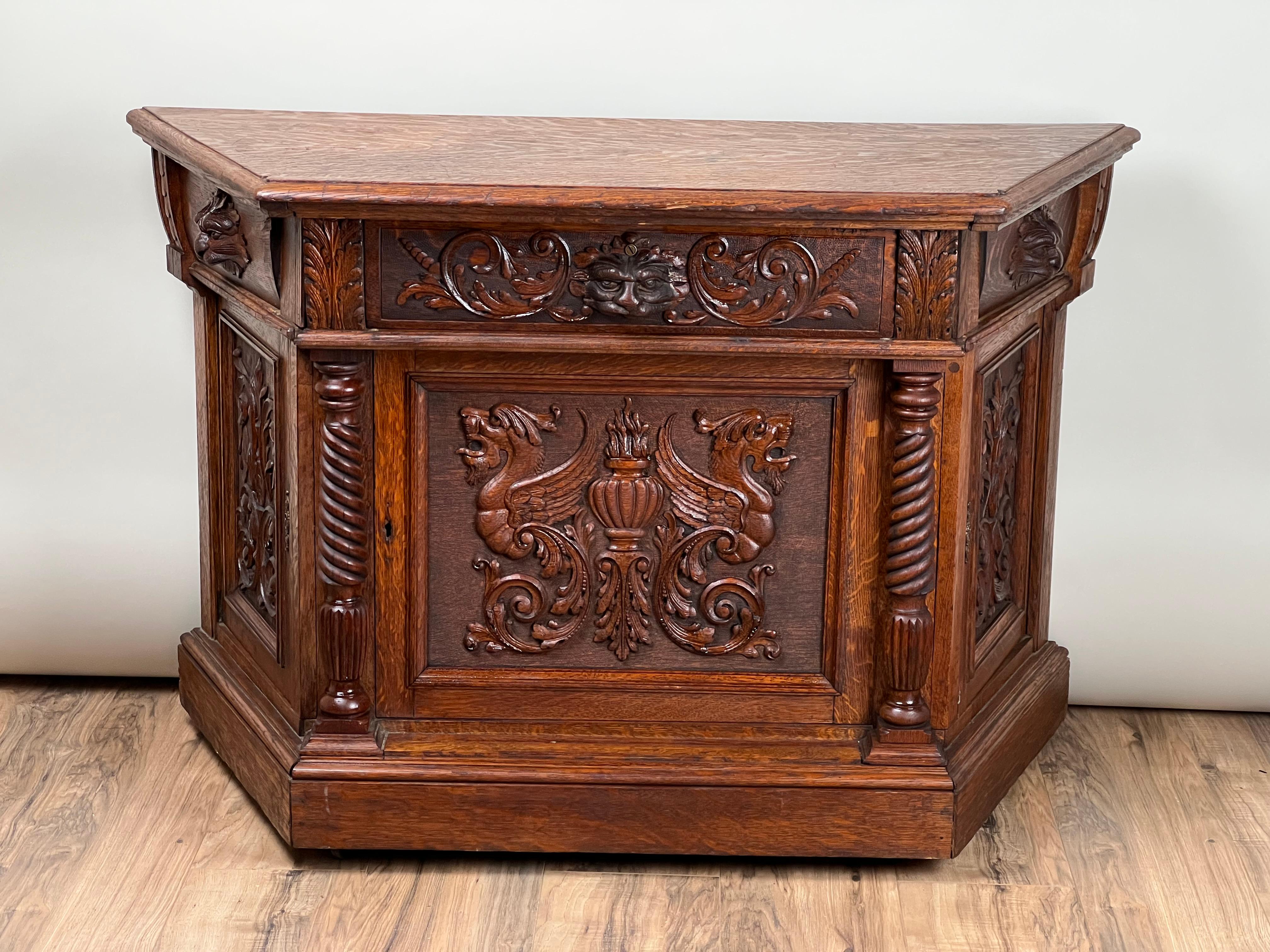 Antiguo Gabinete de Hombre Verde de Roble Tigre del Renacimiento Gótico c. 1910 Renacimiento gótico en venta