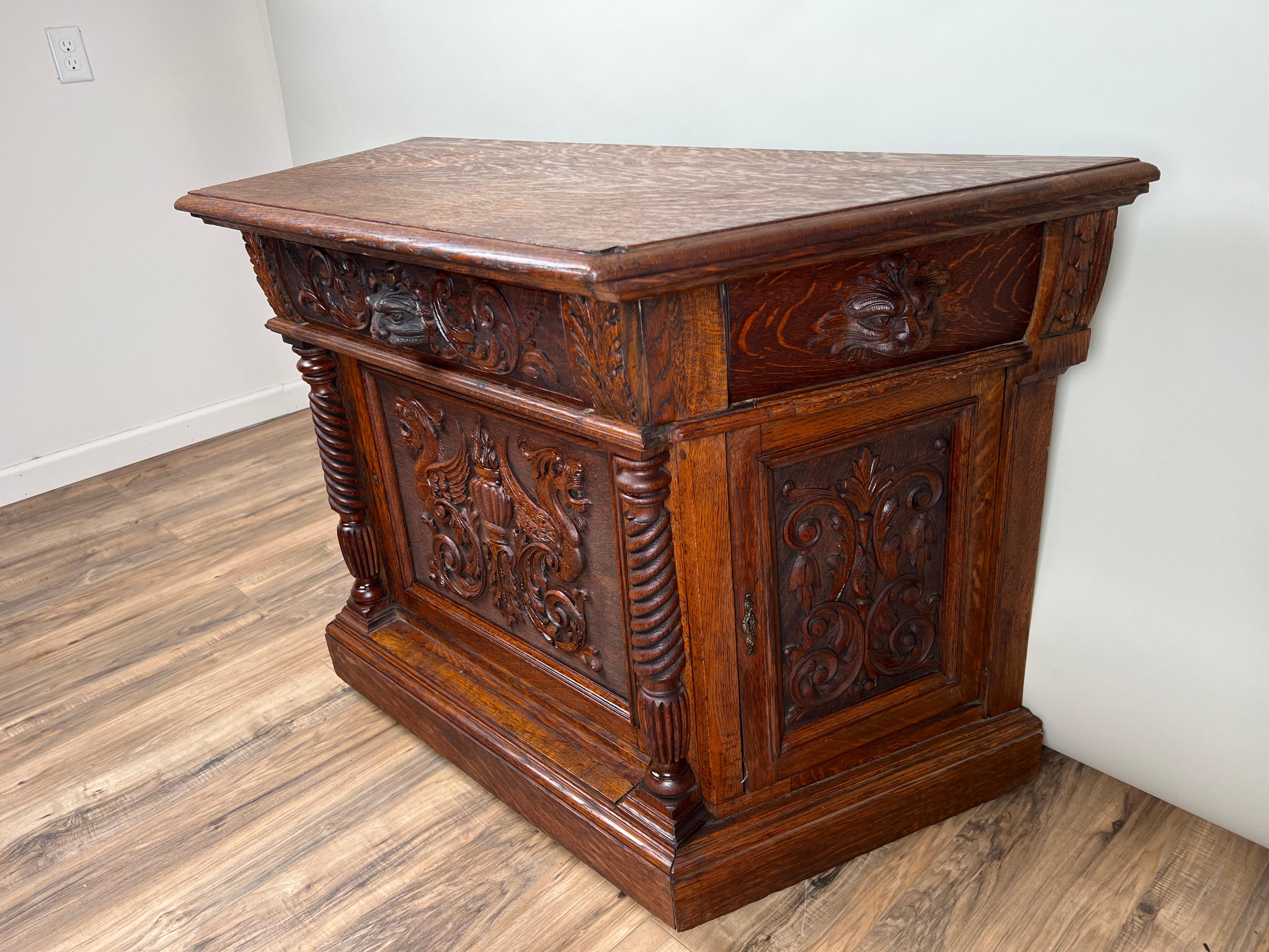 Antiguo Gabinete de Hombre Verde de Roble Tigre del Renacimiento Gótico c. 1910 Estadounidense en venta