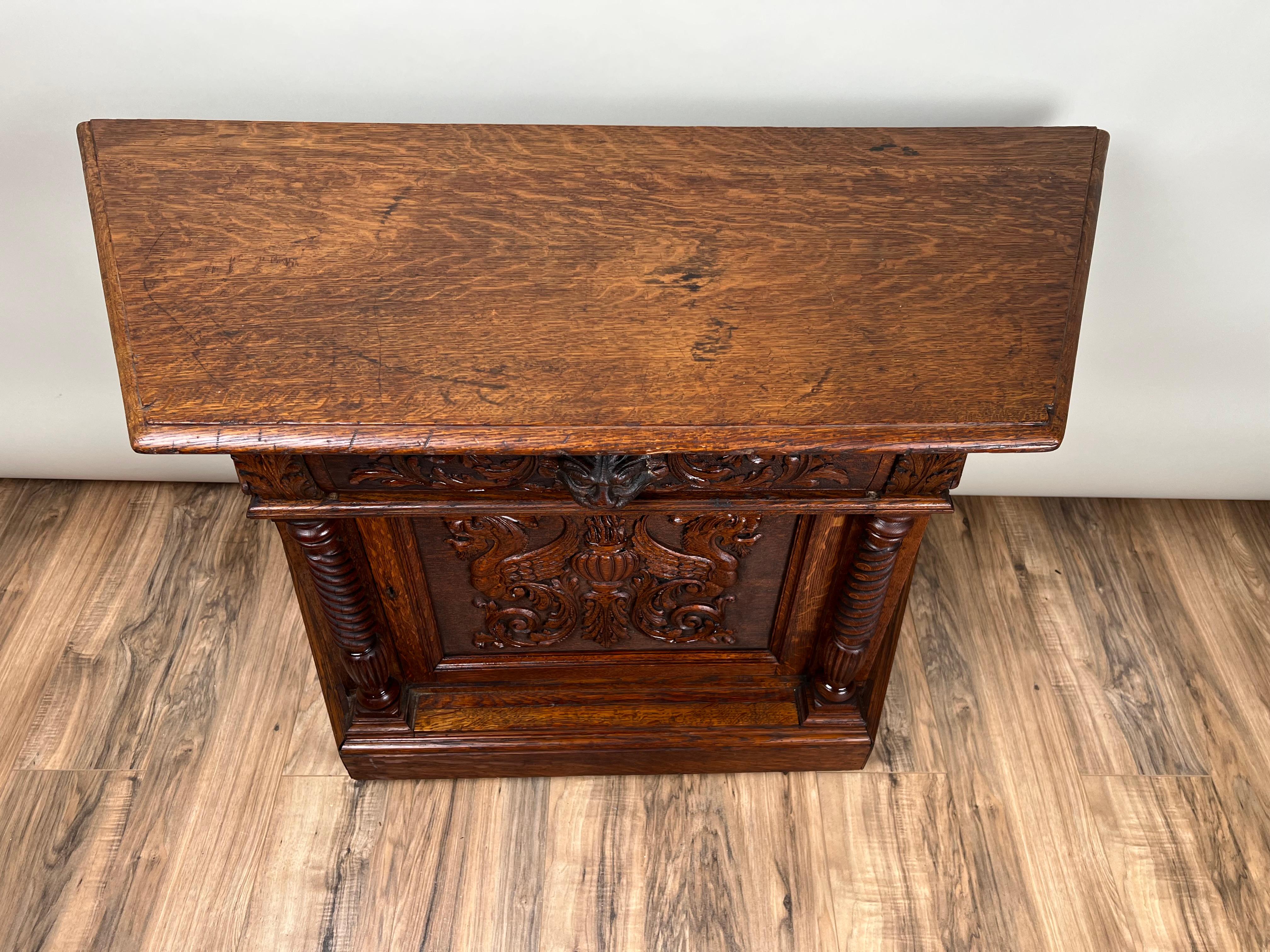 Antiguo Gabinete de Hombre Verde de Roble Tigre del Renacimiento Gótico c. 1910 Appliqué en venta