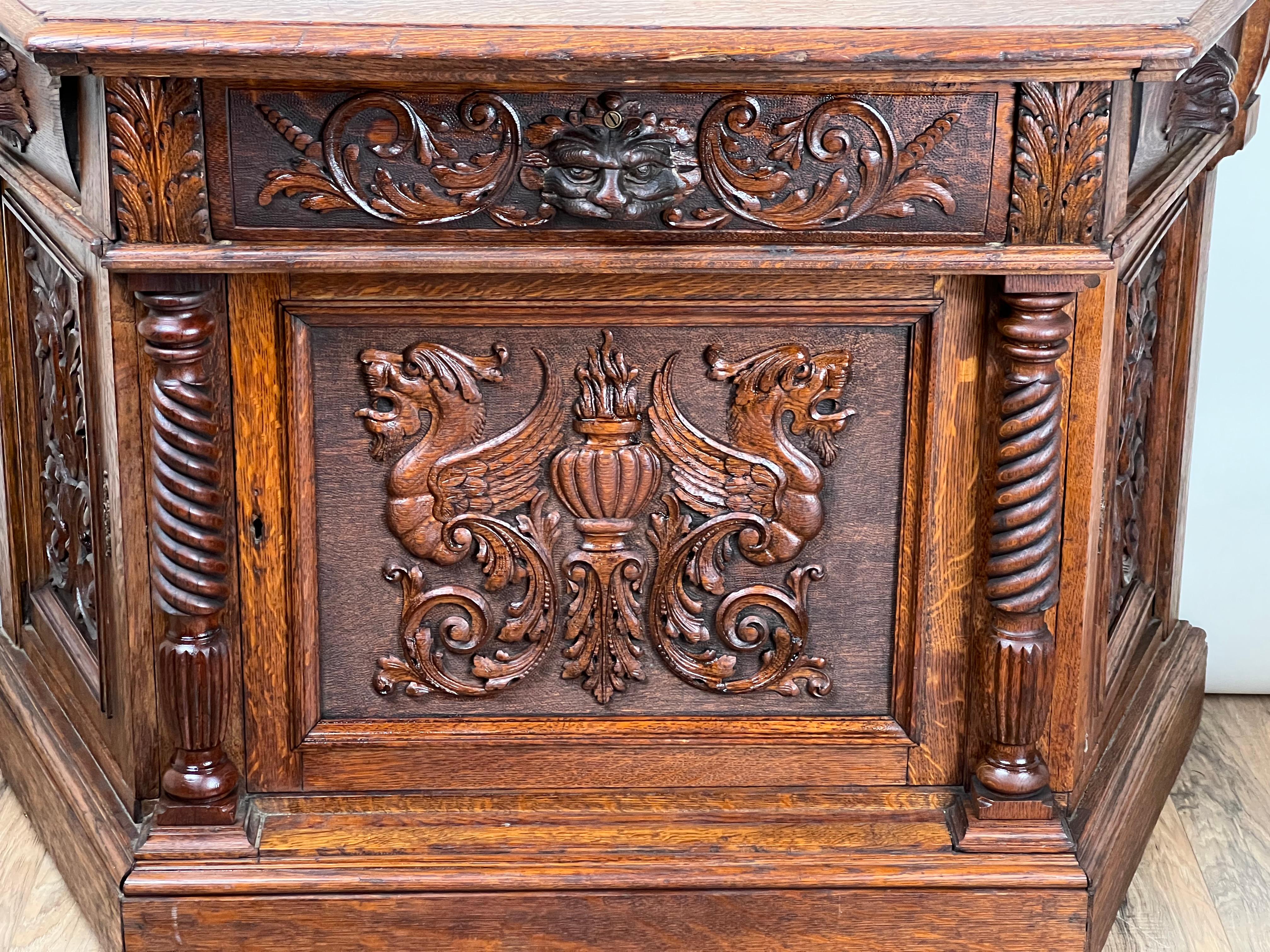 Antiguo Gabinete de Hombre Verde de Roble Tigre del Renacimiento Gótico c. 1910 en Bueno estado para la venta en Westfield, MA