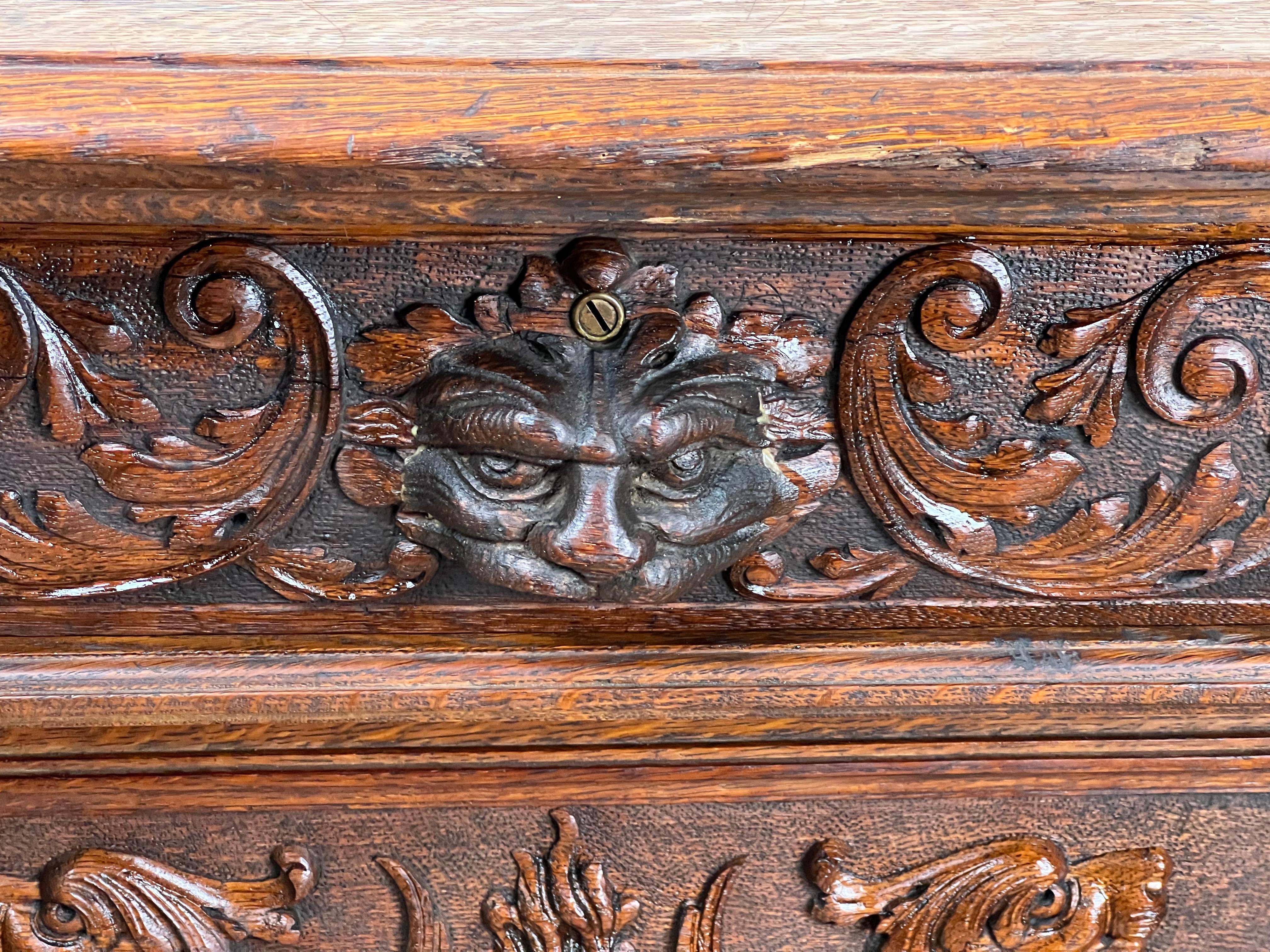 Antiguo Gabinete de Hombre Verde de Roble Tigre del Renacimiento Gótico c. 1910 principios del siglo XX en venta