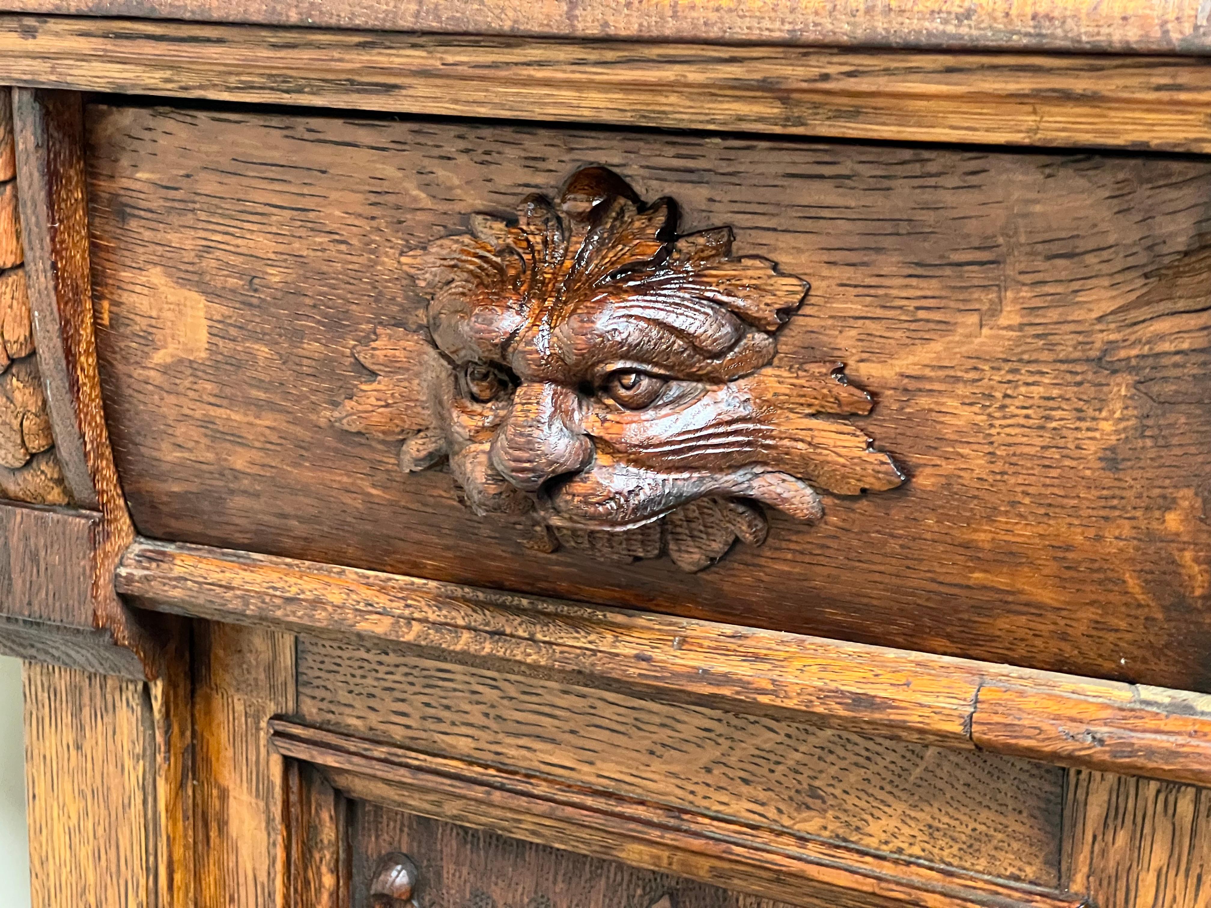Antiguo Gabinete de Hombre Verde de Roble Tigre del Renacimiento Gótico c. 1910 en venta 1