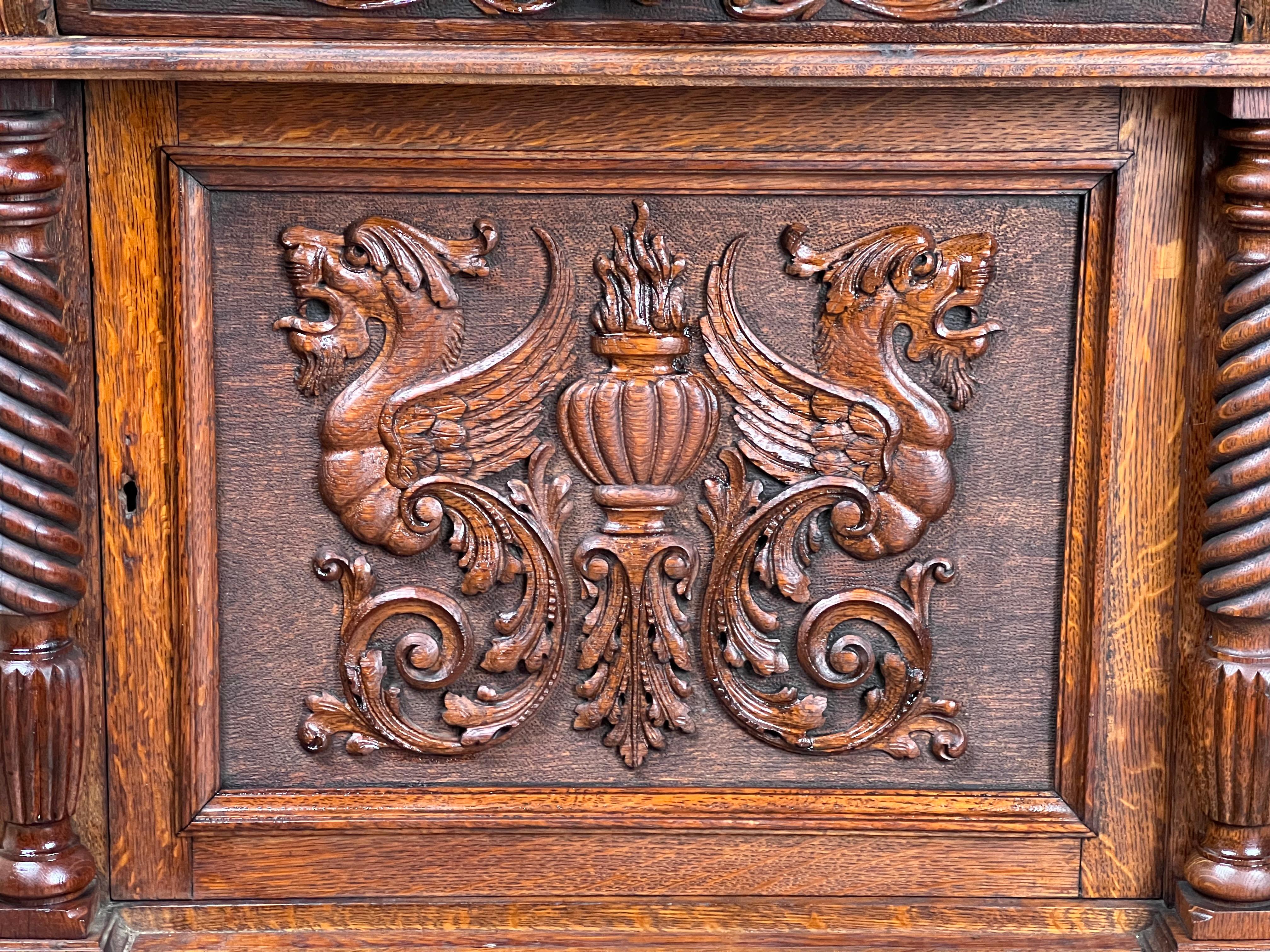 Antiguo Gabinete de Hombre Verde de Roble Tigre del Renacimiento Gótico c. 1910 en venta 2