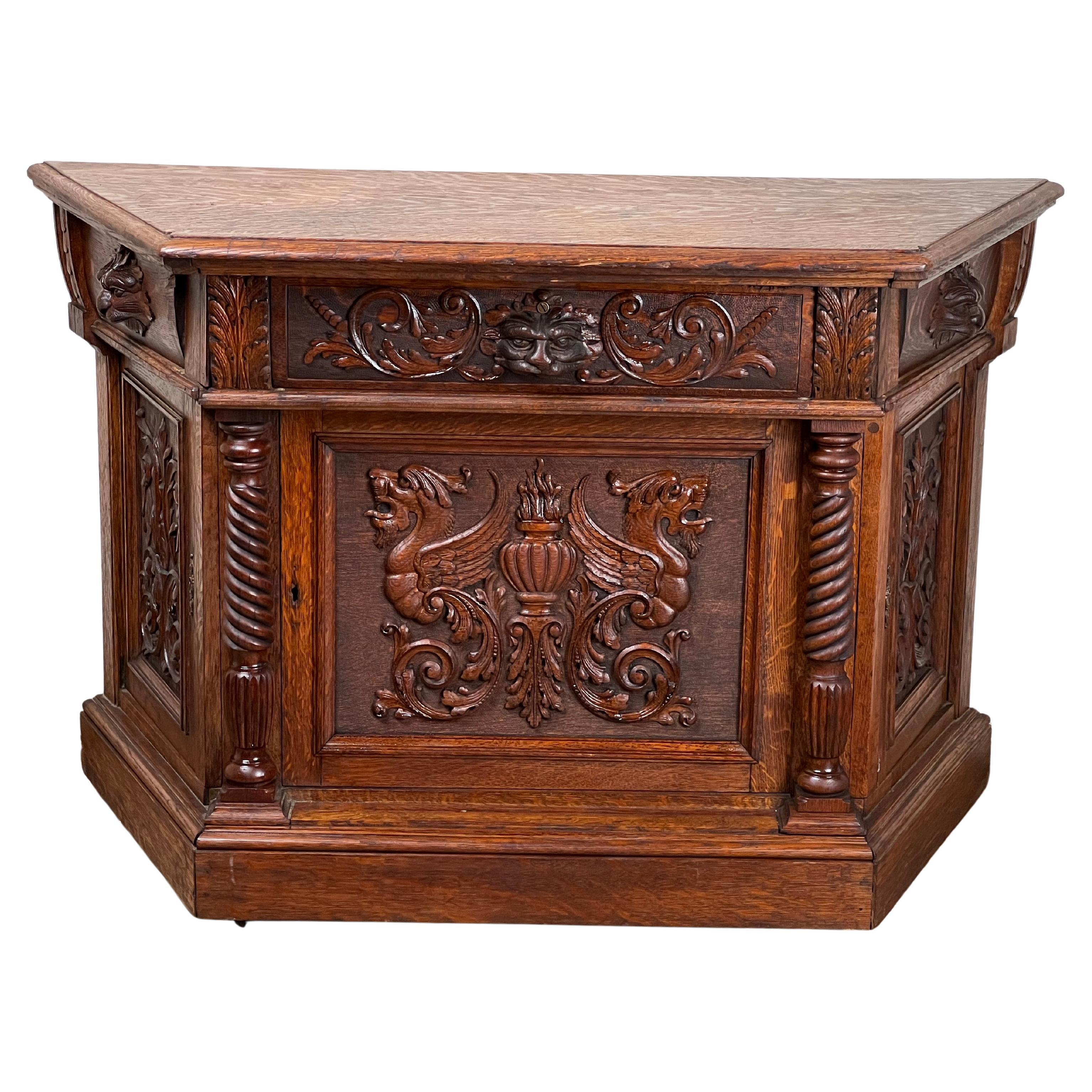 Antiker Gothic Revival Tiger Oak Green Man Cabinet um 1910